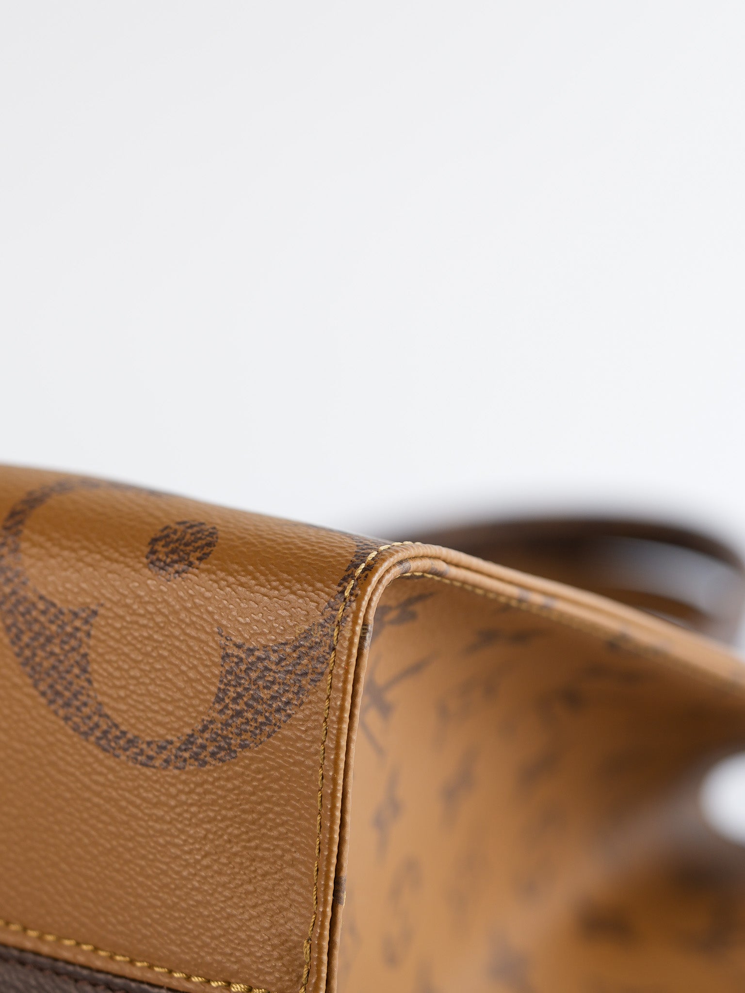 OnTheGo (OTG) MM in Reverse Monogram Canvas (Microchip) | Purse Maison Luxury Bags Shop