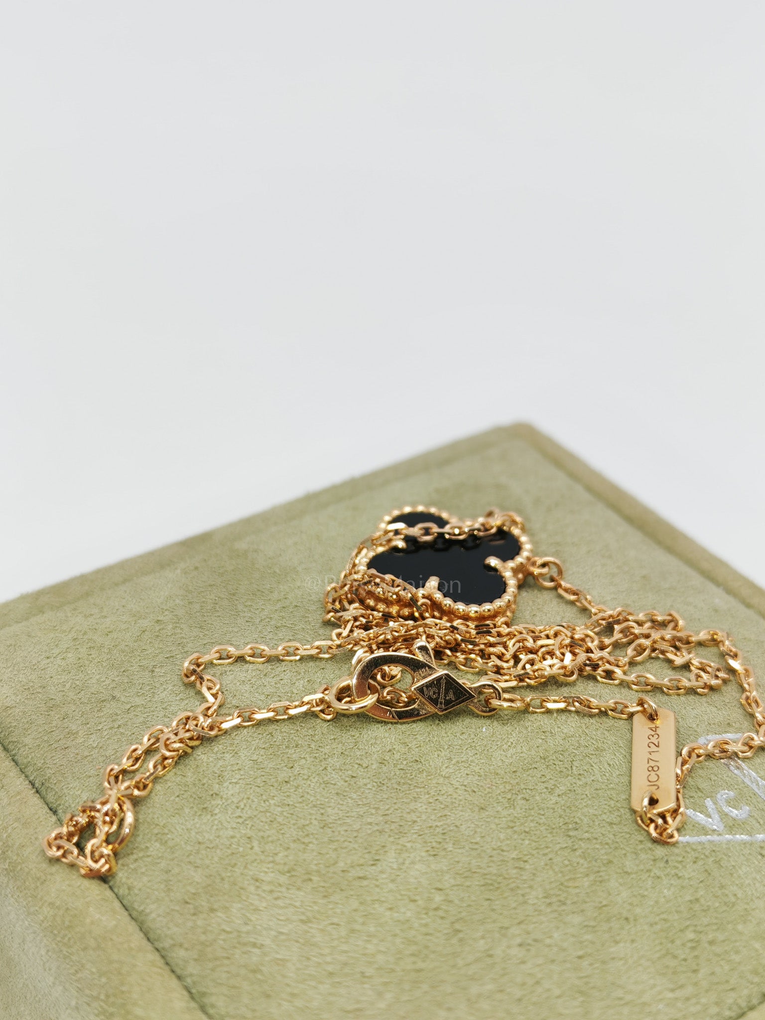 Vintage Alhambra in Onyx Pendant Yellow Gold Necklace Year 2021