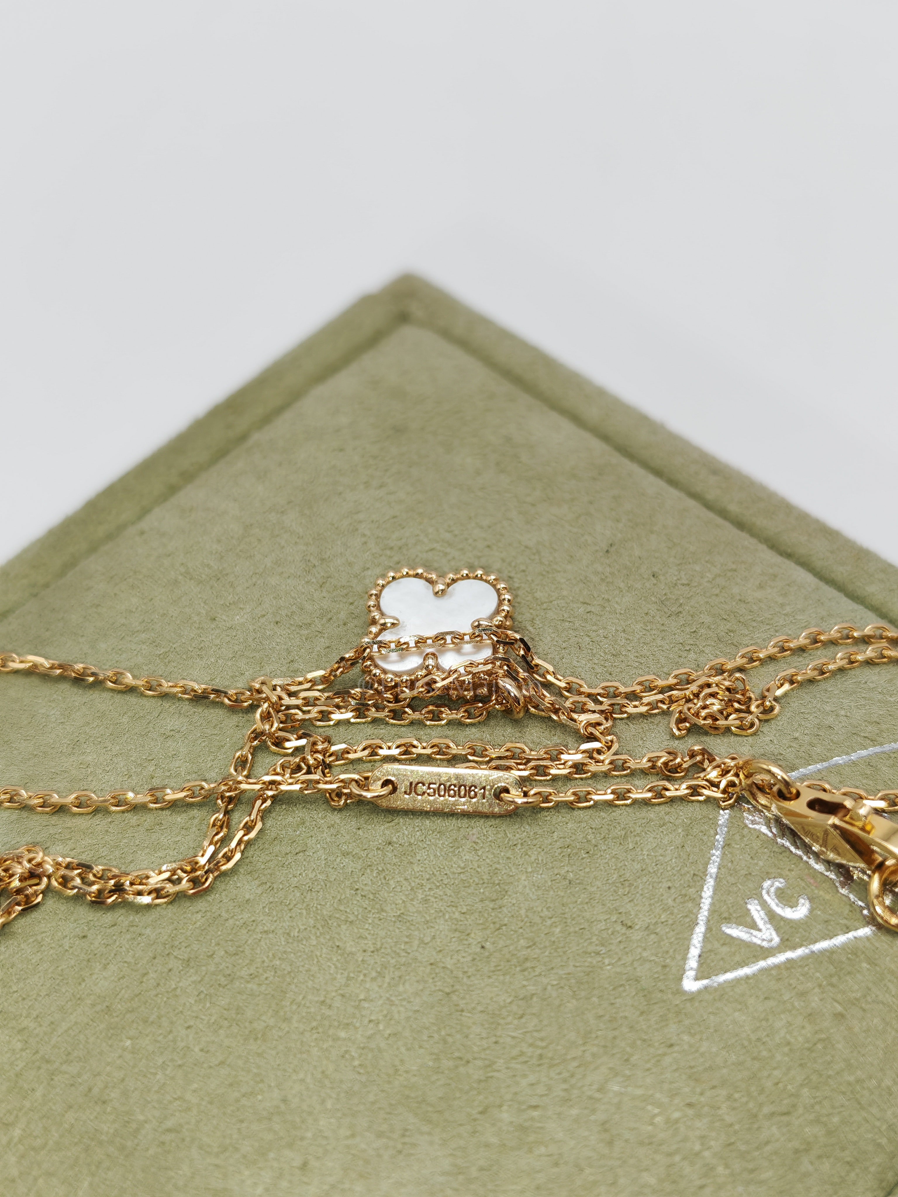 Sweet Alhambra White Mother of Pearl Pendant & Yellow Gold Necklace Year 2021