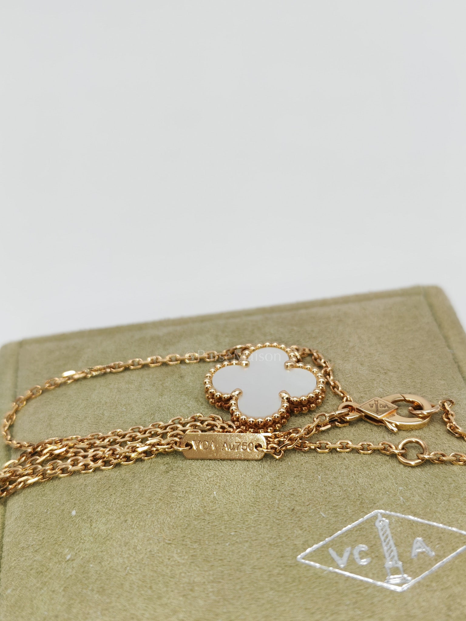 Vintage Alhambra White Mother of Pearl Pendant in Yellow Gold Necklace (2022)