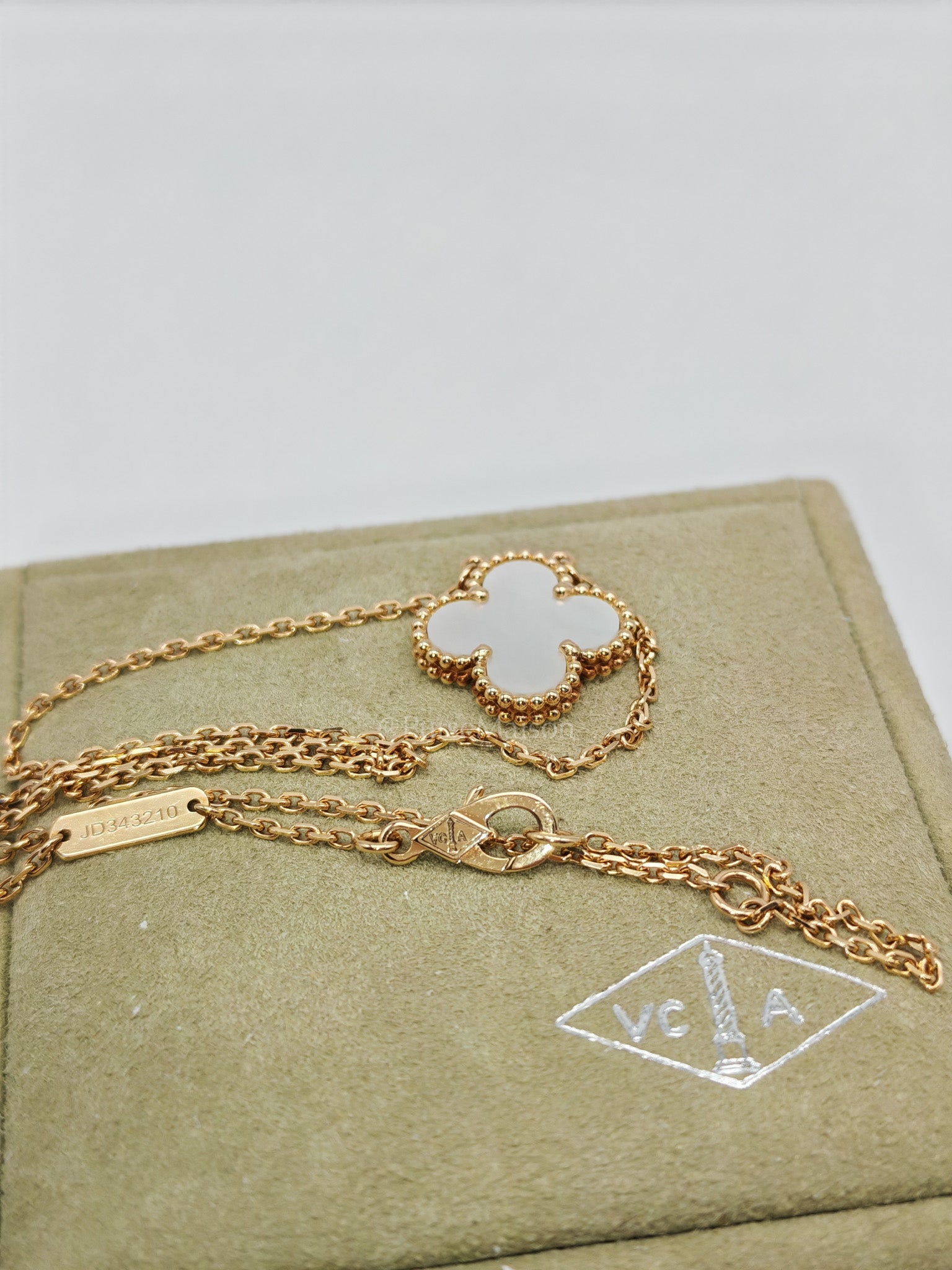 Vintage Alhambra White Mother of Pearl Pendant in Yellow Gold Necklace (2022)