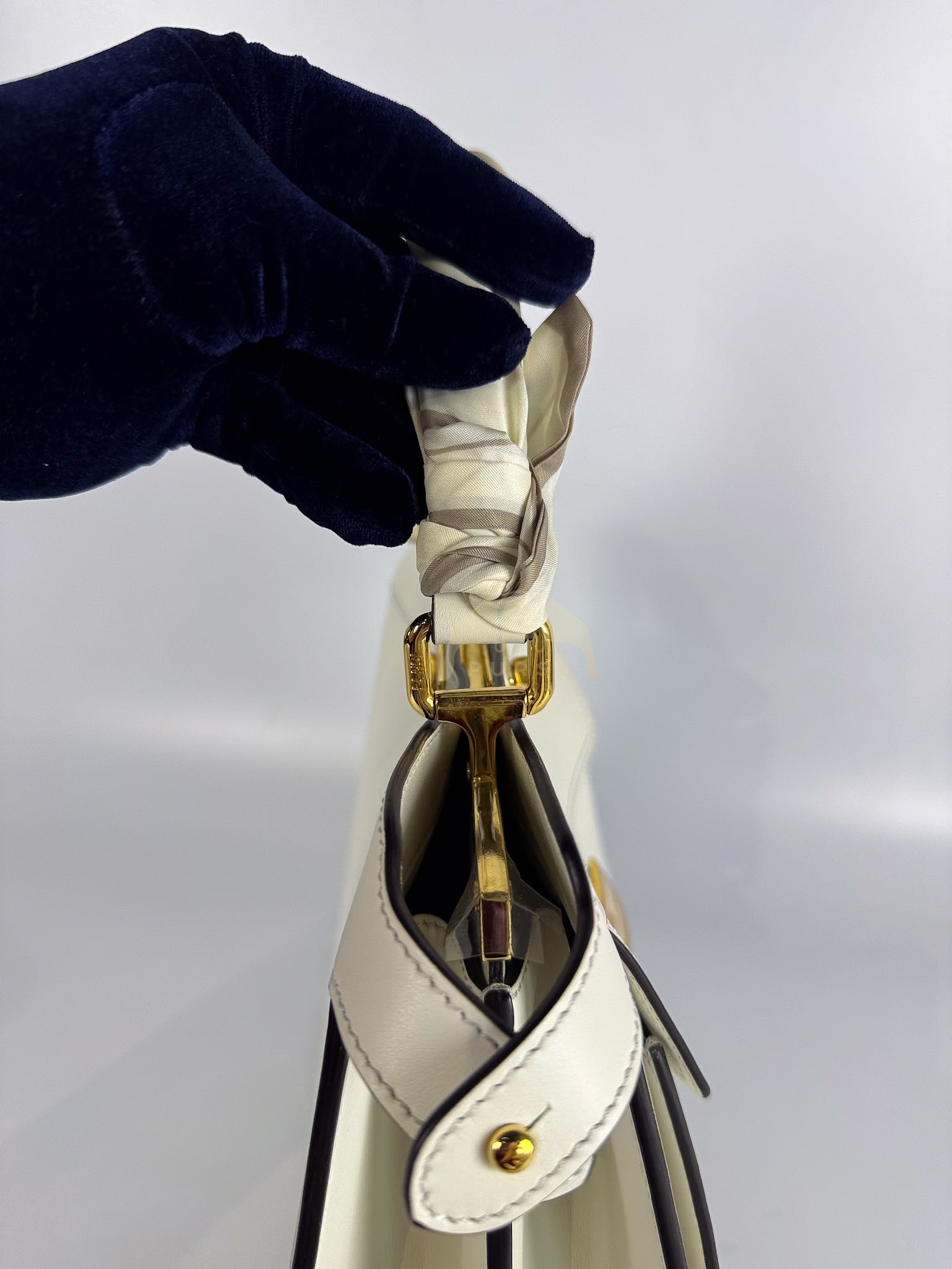 Peekaboo ISeeU Pochette Medium in White Calfskin Leather | Purse Maison Luxury Bags Shop