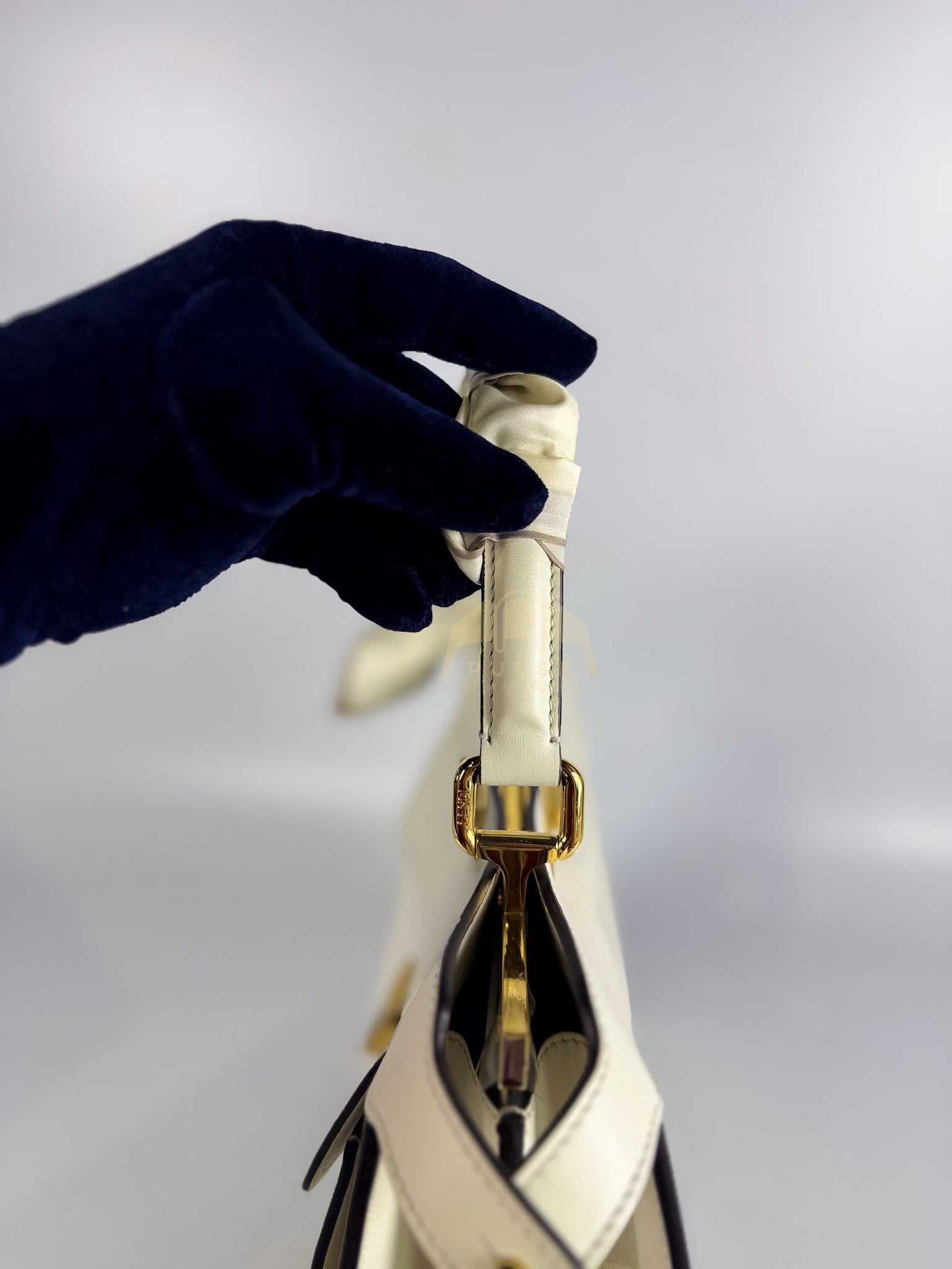 Peekaboo ISeeU Pochette Medium in White Calfskin Leather | Purse Maison Luxury Bags Shop