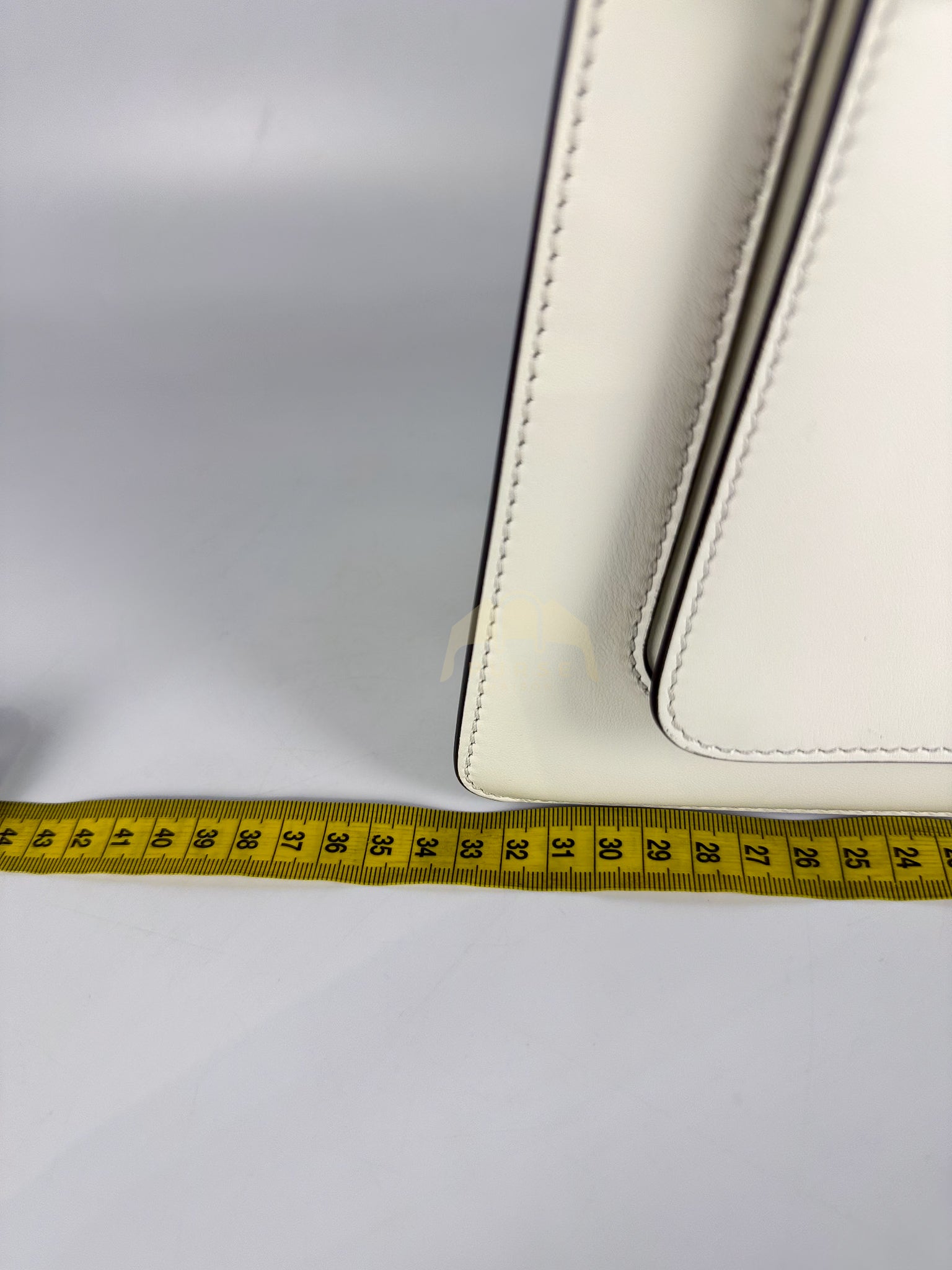 Peekaboo ISeeU Pochette Medium in White Calfskin Leather | Purse Maison Luxury Bags Shop