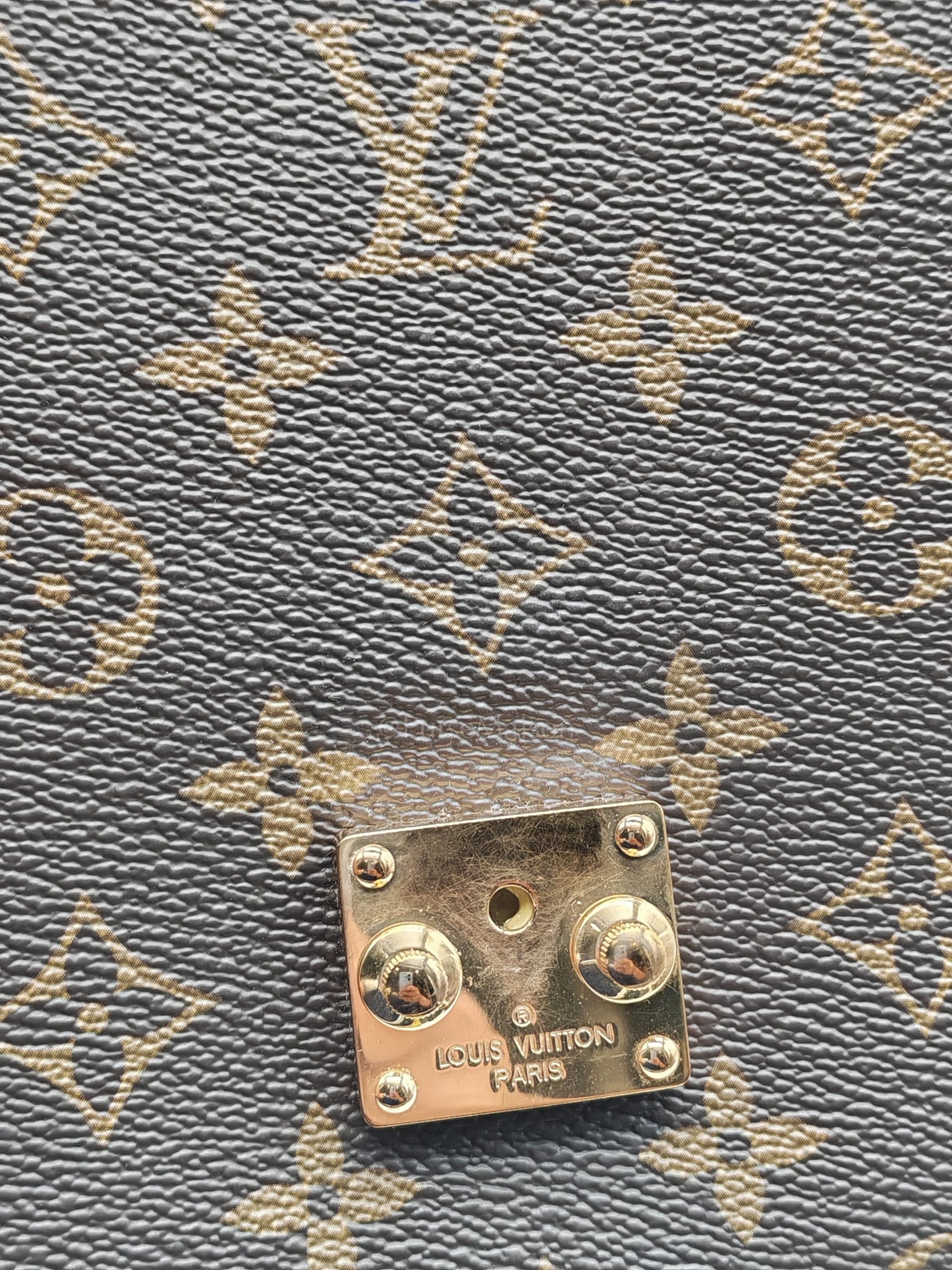Pochette Metis in Reverse Monogram Canvas & Gold Hardware Microchip | Purse Maison Luxury Bags Shop