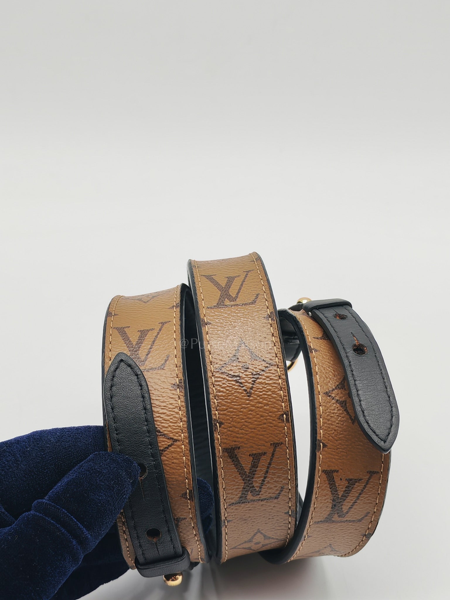 Pochette Metis in Reverse Monogram Canvas & Gold Hardware Microchip | Purse Maison Luxury Bags Shop