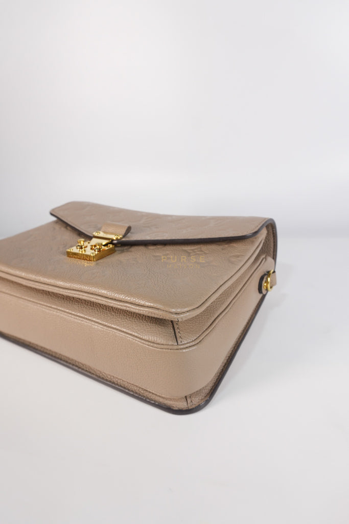 Pochette Metis Tourterelle Empreinte Leather (Date code: AR5200) | Purse Maison Luxury Bags Shop