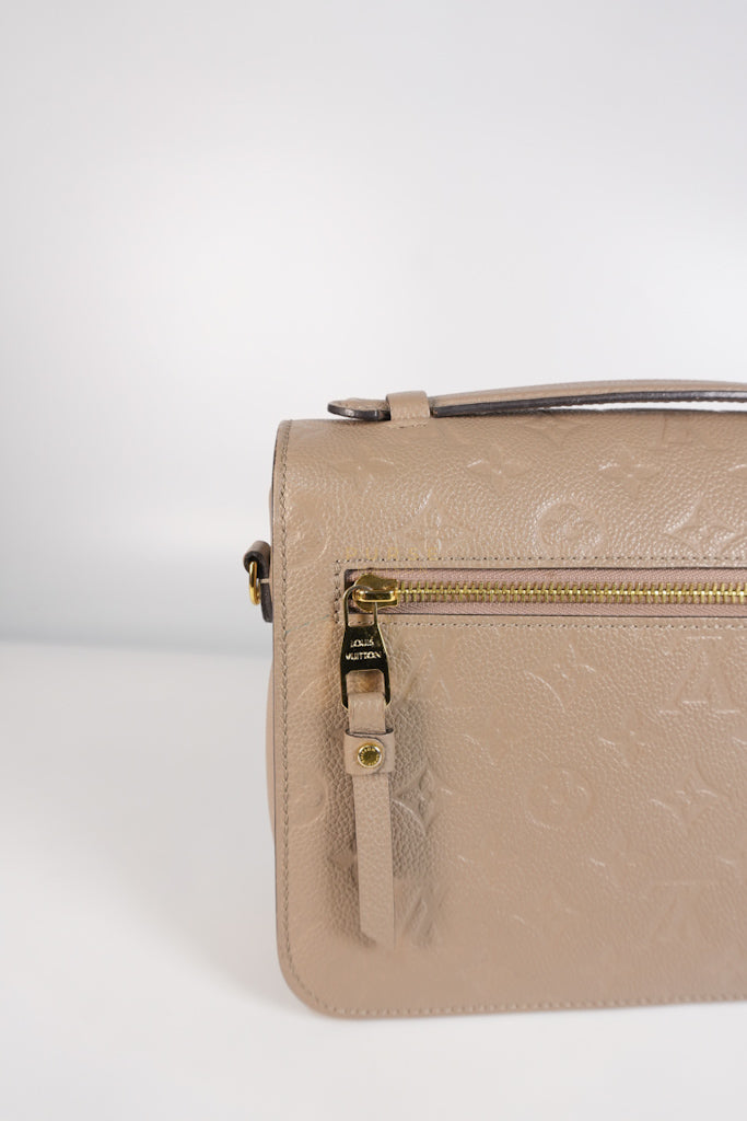 Pochette Metis Tourterelle Empreinte Leather (Date code: AR5200) | Purse Maison Luxury Bags Shop