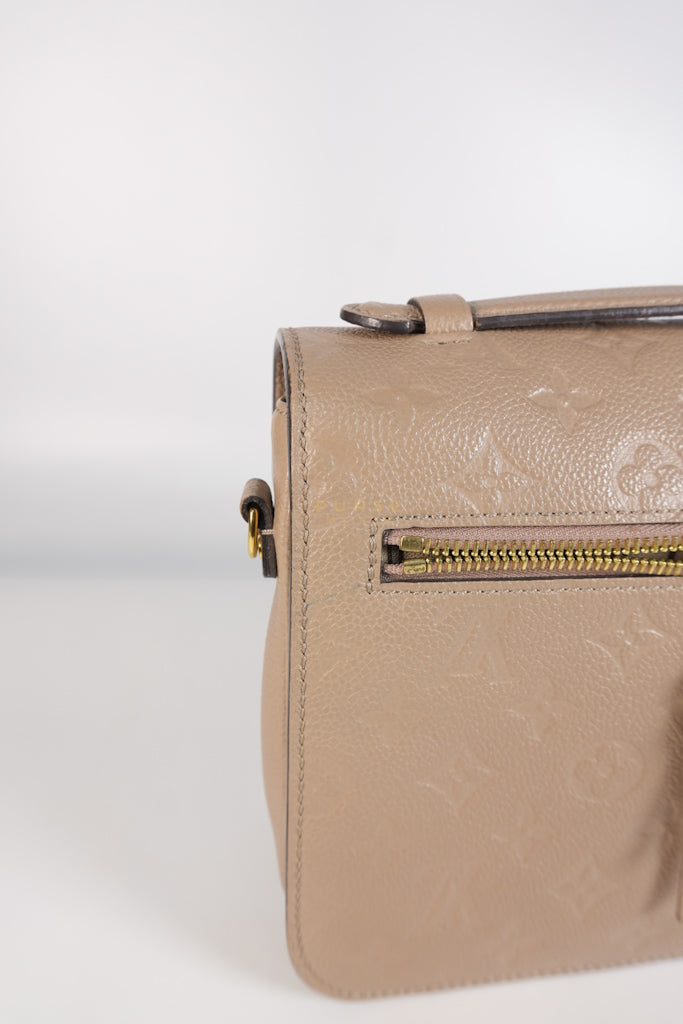 Pochette Metis Tourterelle Empreinte Leather (Date code: AR5200) | Purse Maison Luxury Bags Shop