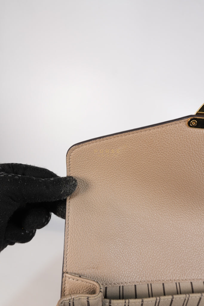 Pochette Metis Tourterelle Empreinte Leather (Date code: AR5200) | Purse Maison Luxury Bags Shop