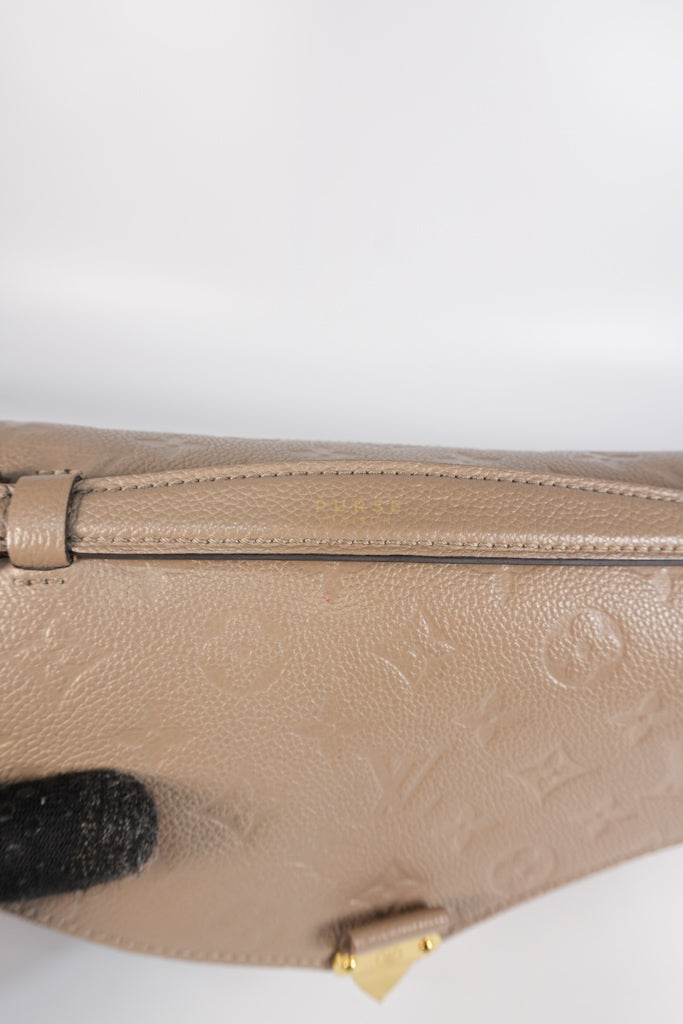 Pochette Metis Tourterelle Empreinte Leather (Date code: AR5200) | Purse Maison Luxury Bags Shop