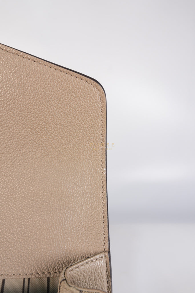 Pochette Metis Tourterelle Empreinte Leather (Date code: AR5200) | Purse Maison Luxury Bags Shop