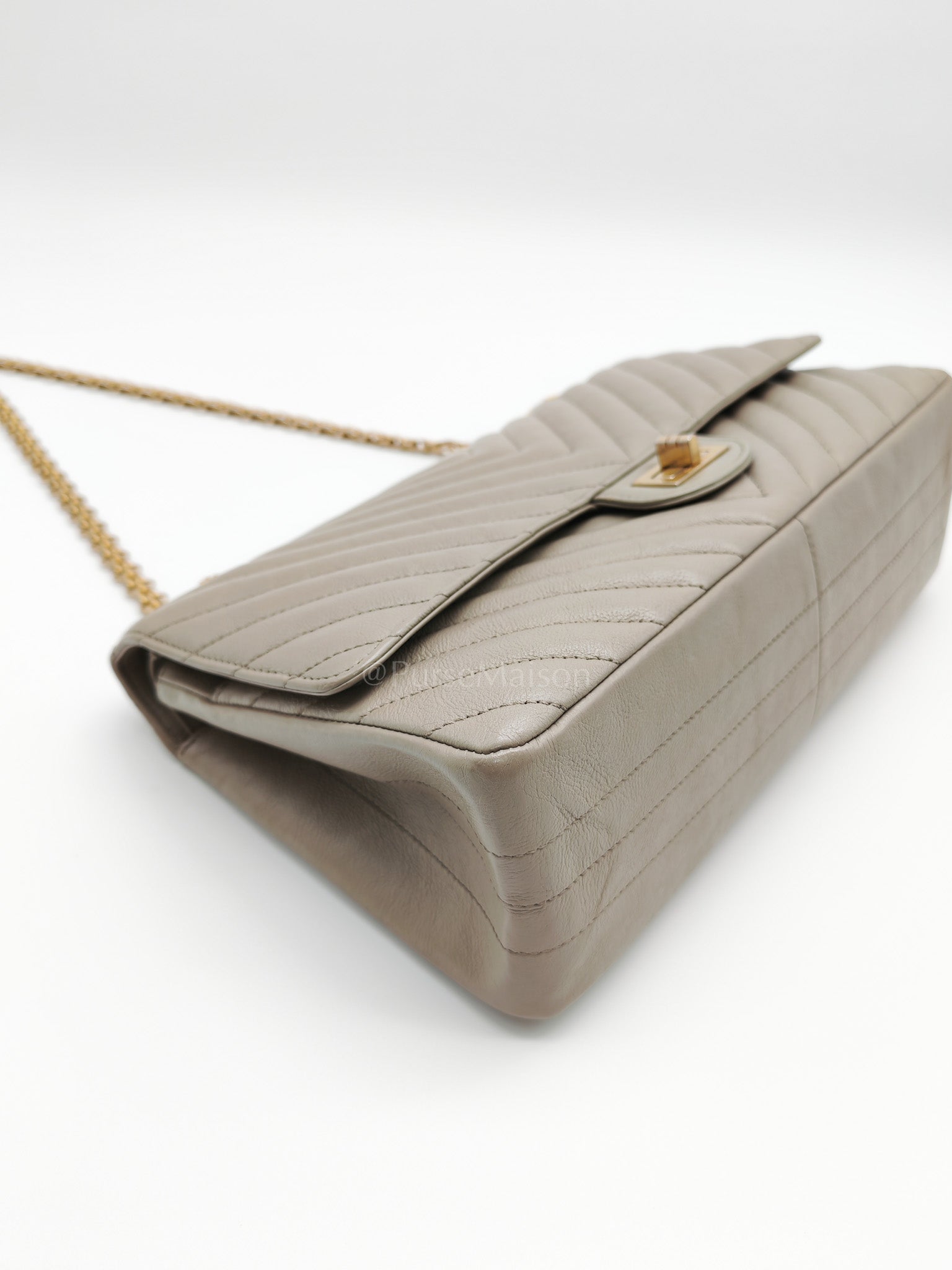 Reissue 2.55 Size 226 in Gray Beige Chevron Calfskin Leather Aged Gold Hardware(Series 27) | Purse Maison Luxury Bags Shop