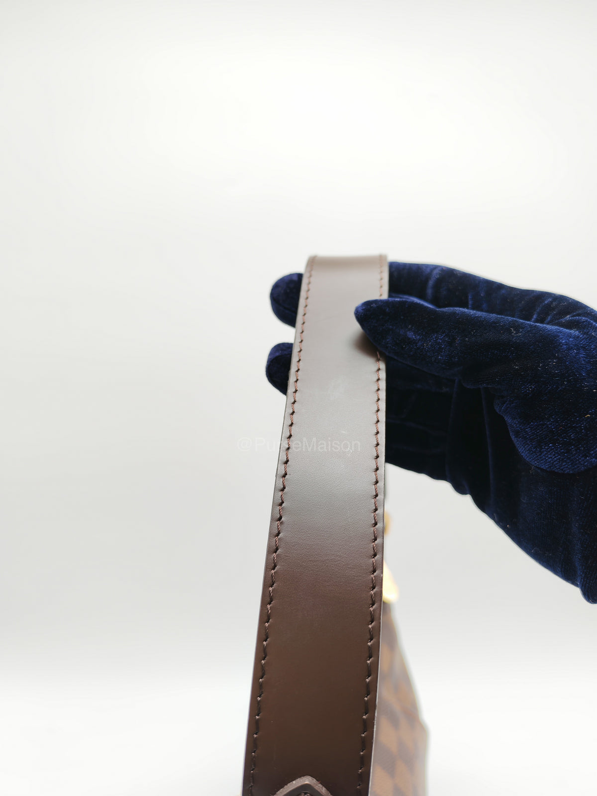 Louis Vuitton Thames PM Shoulder Bag in Damier Ebene Canvas and Gold Hardware (Datecode: MI0079)