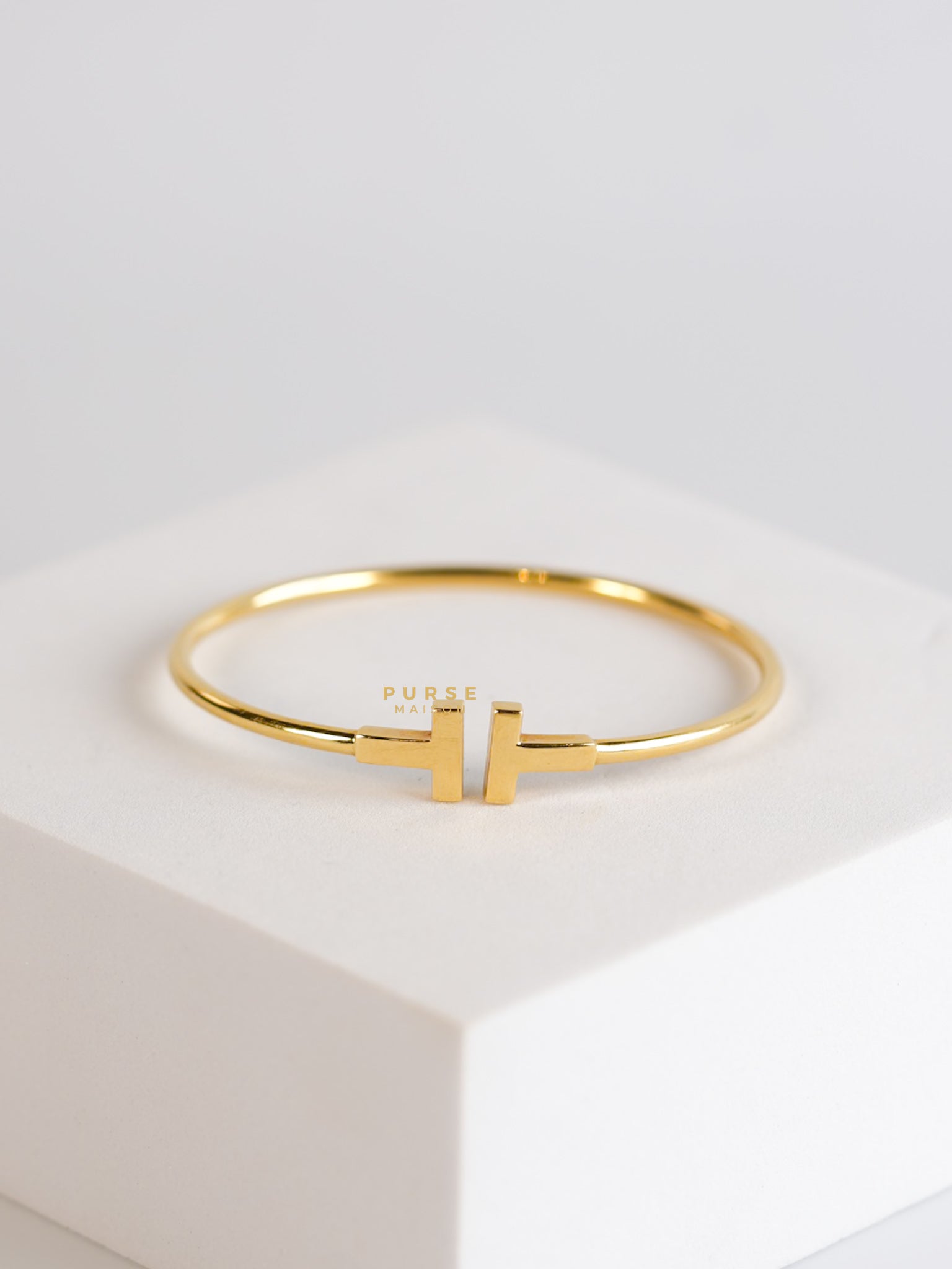 T Wire Bracelet in 18k Gold Medium | Purse Maison Luxury Bags Shop