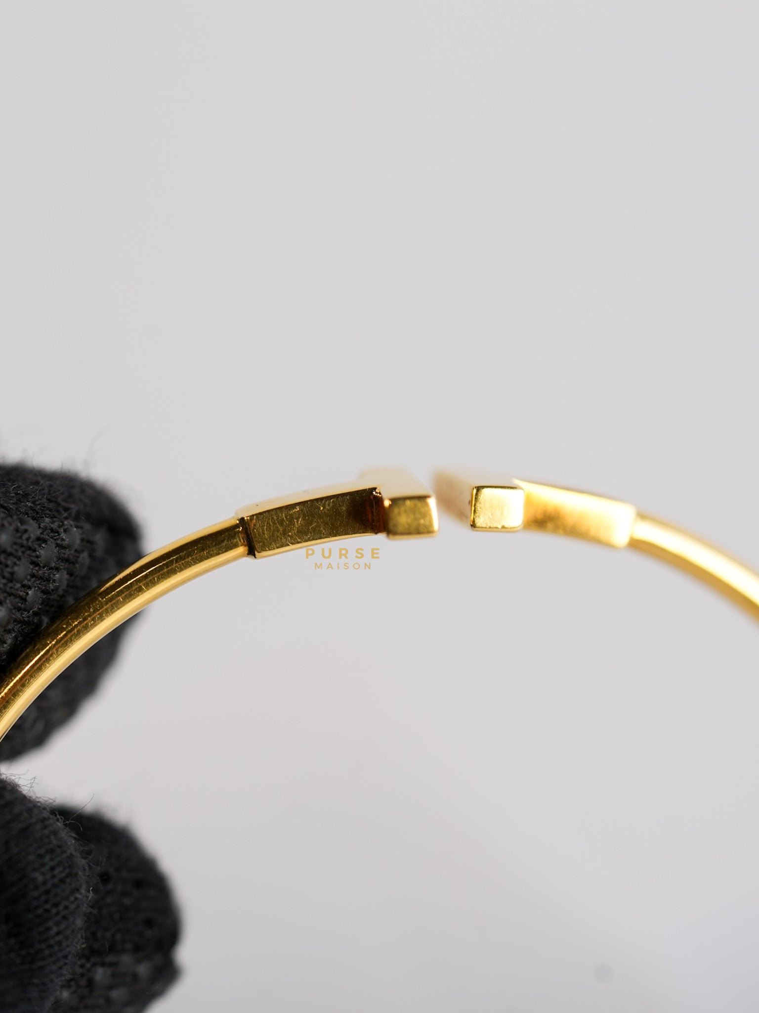 T Wire Bracelet in 18k Gold Medium | Purse Maison Luxury Bags Shop