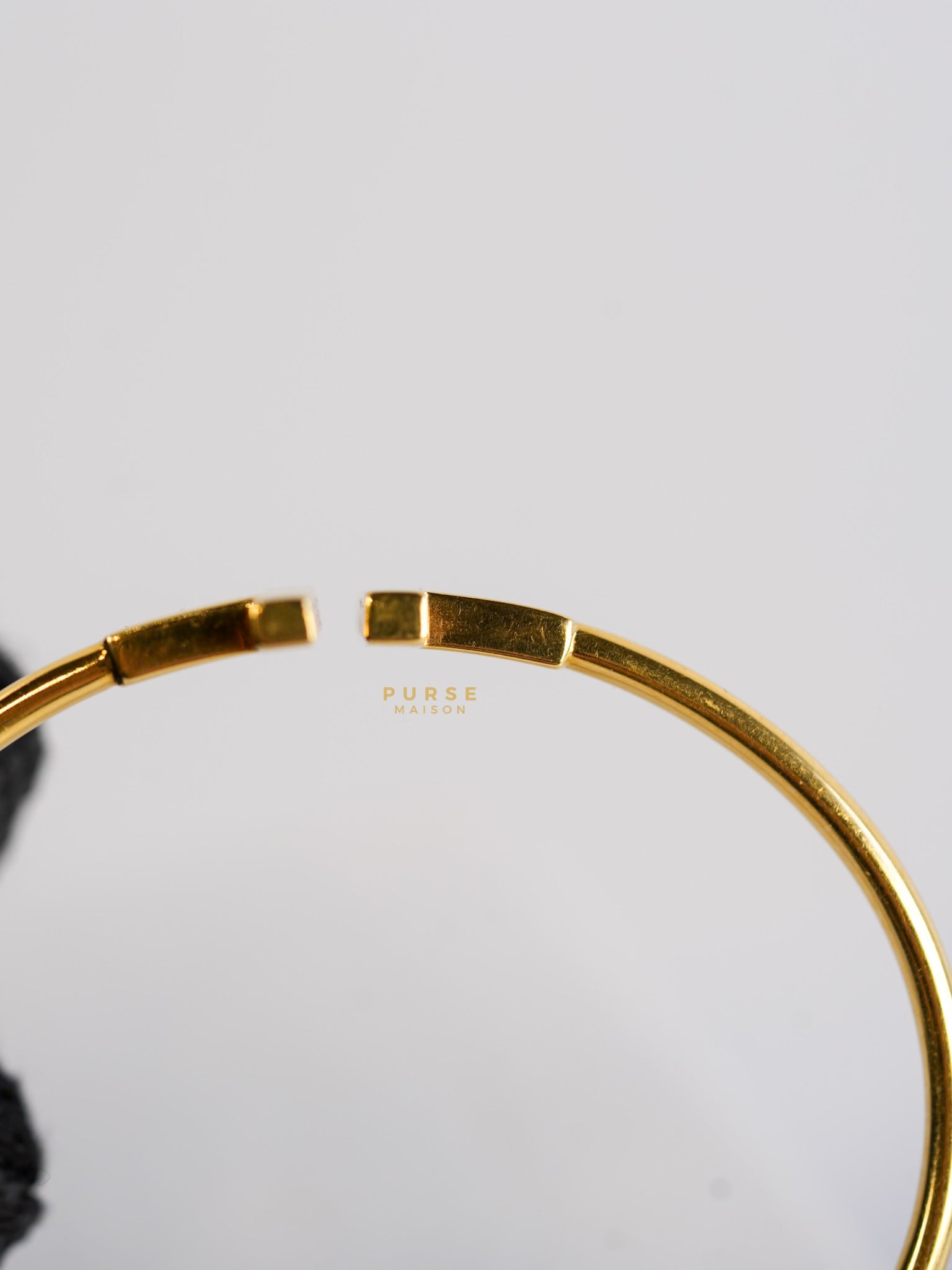 T Wire Bracelet in 18k Gold Medium | Purse Maison Luxury Bags Shop