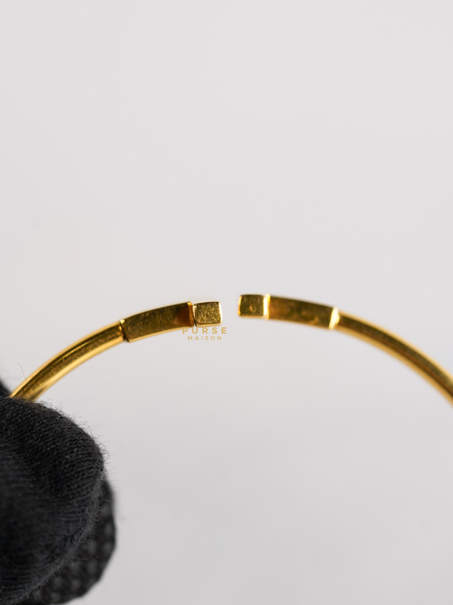 T Wire Bracelet in 18k Gold Medium | Purse Maison Luxury Bags Shop