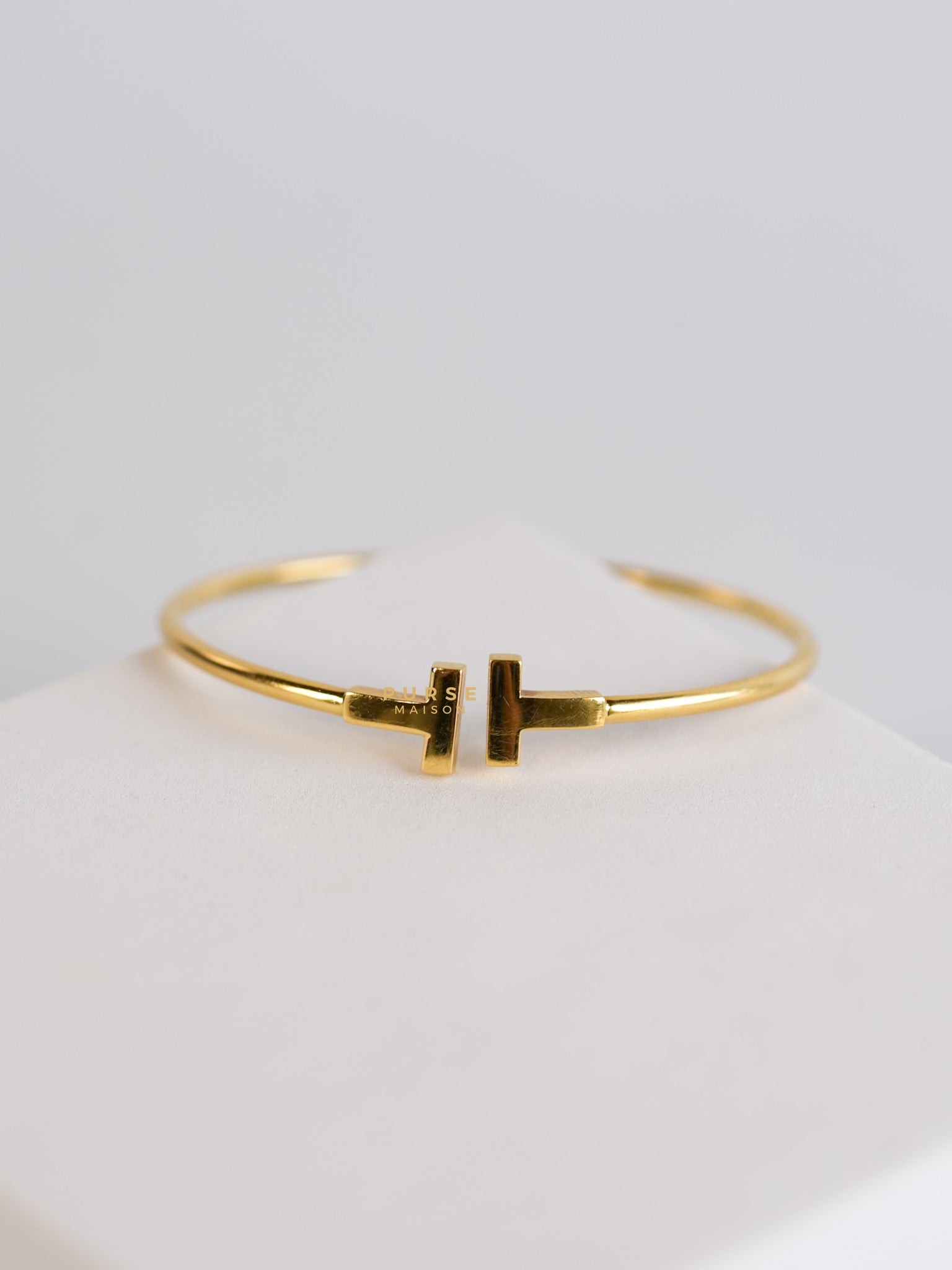 T Wire Bracelet in 18k Gold Medium | Purse Maison Luxury Bags Shop