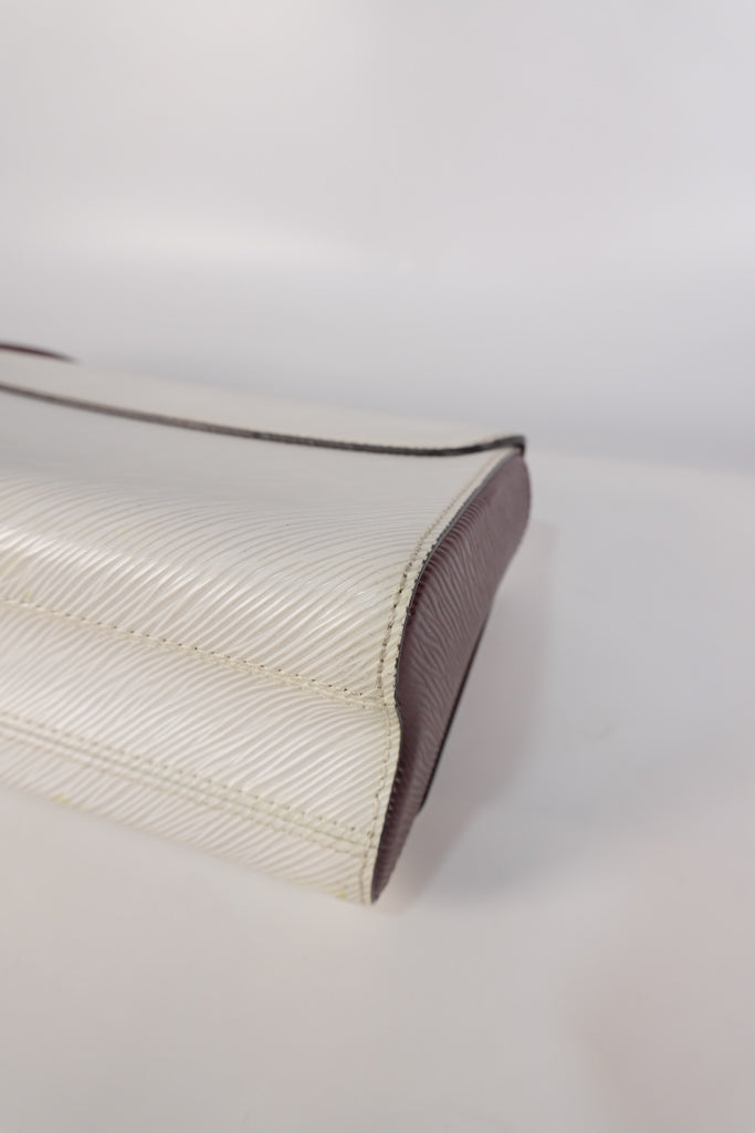 Twist MM Bi-color in Epi Leather and Gold Hardware (Date Code: AR1149) | Purse Maison Luxury Bags Shop