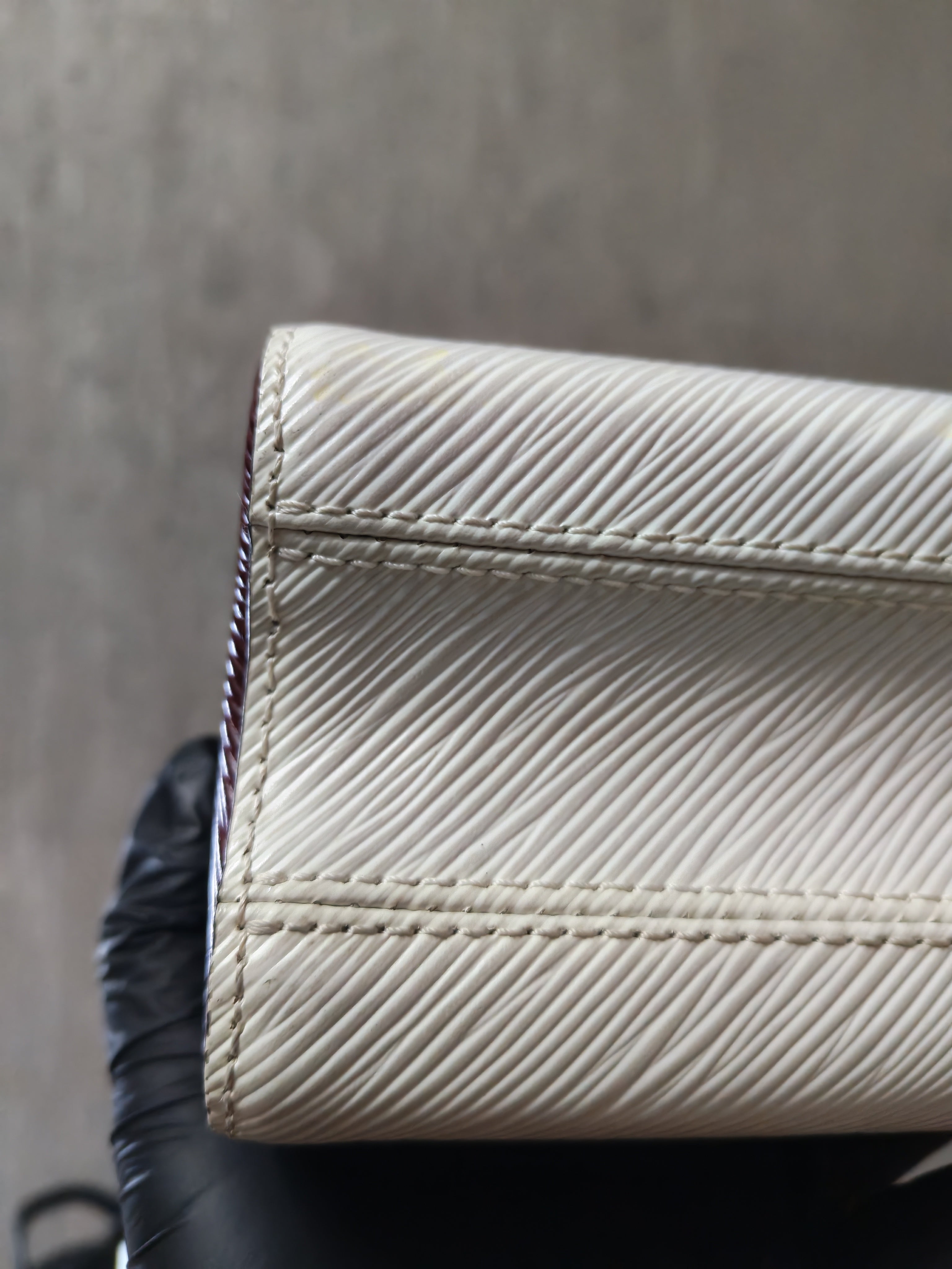 Twist MM Bi-color in Epi Leather and Gold Hardware (Date Code: AR1149) | Purse Maison Luxury Bags Shop