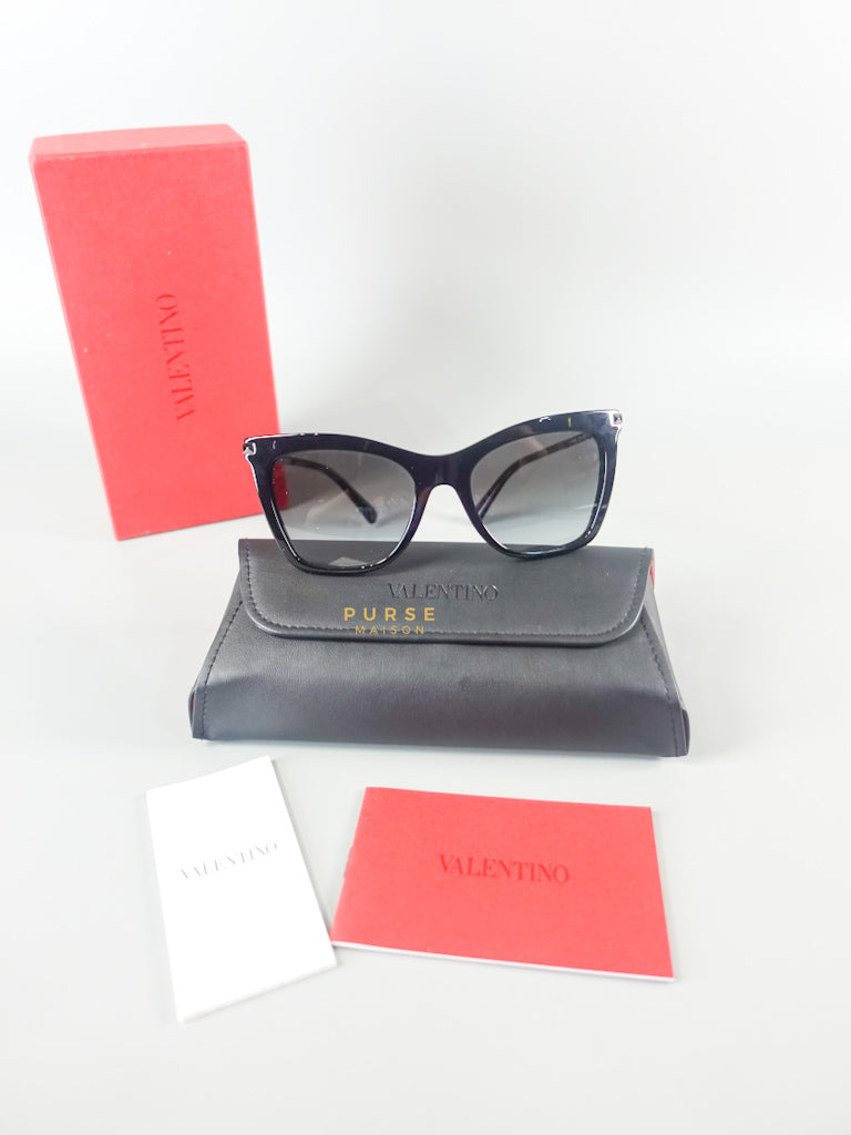 Valentino Black Sunglasses for Women | Purse Maison display picture 3