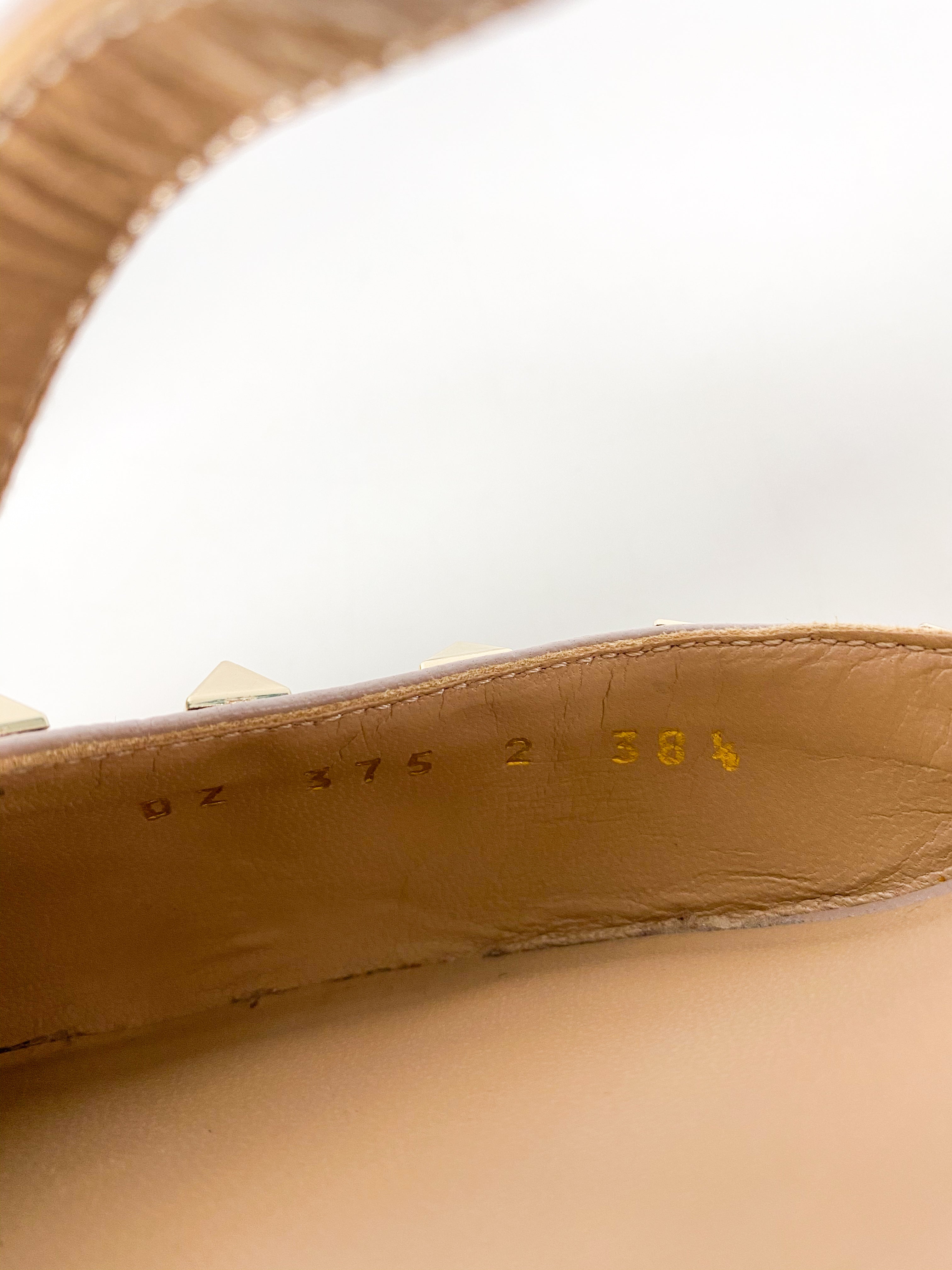 Valentino Garavani Rockstud Patent Leather Beige Kitten Heels Size 38.5 EUR (26cm)