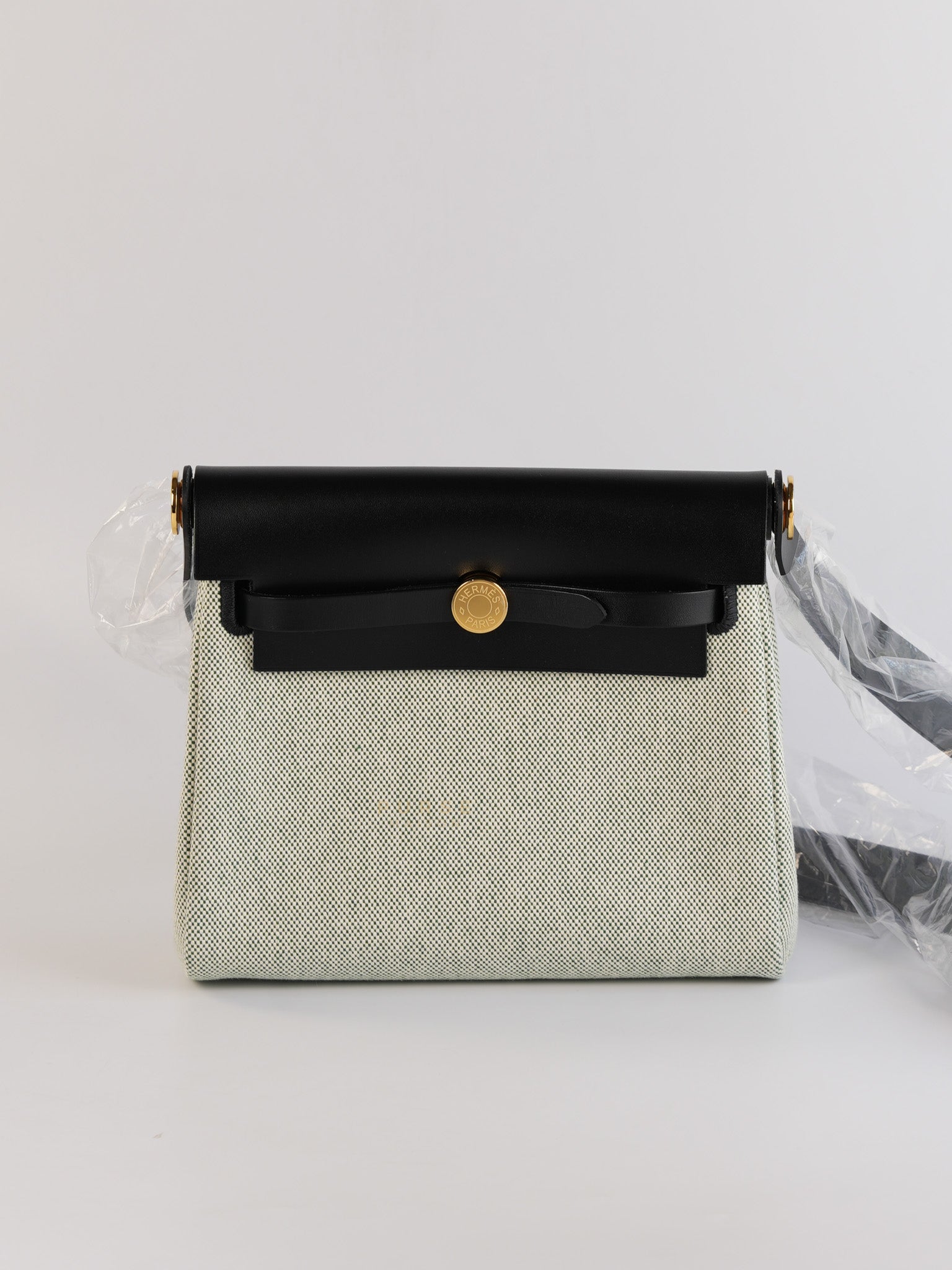 Mini Herbag in Moyen/Noir Canvas Gold Hardware Stamp W(2024)