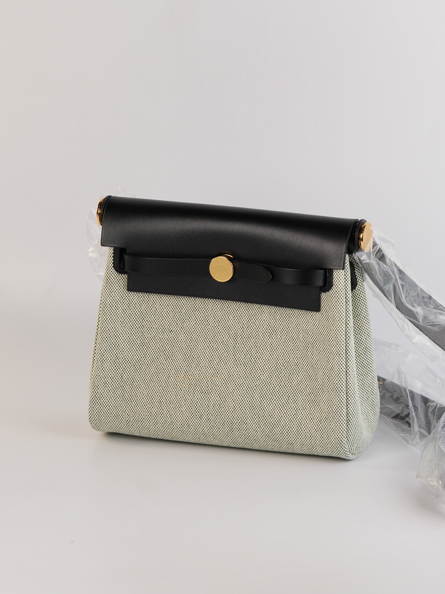 Mini Herbag in Moyen/Noir Canvas Gold Hardware Stamp W(2024)
