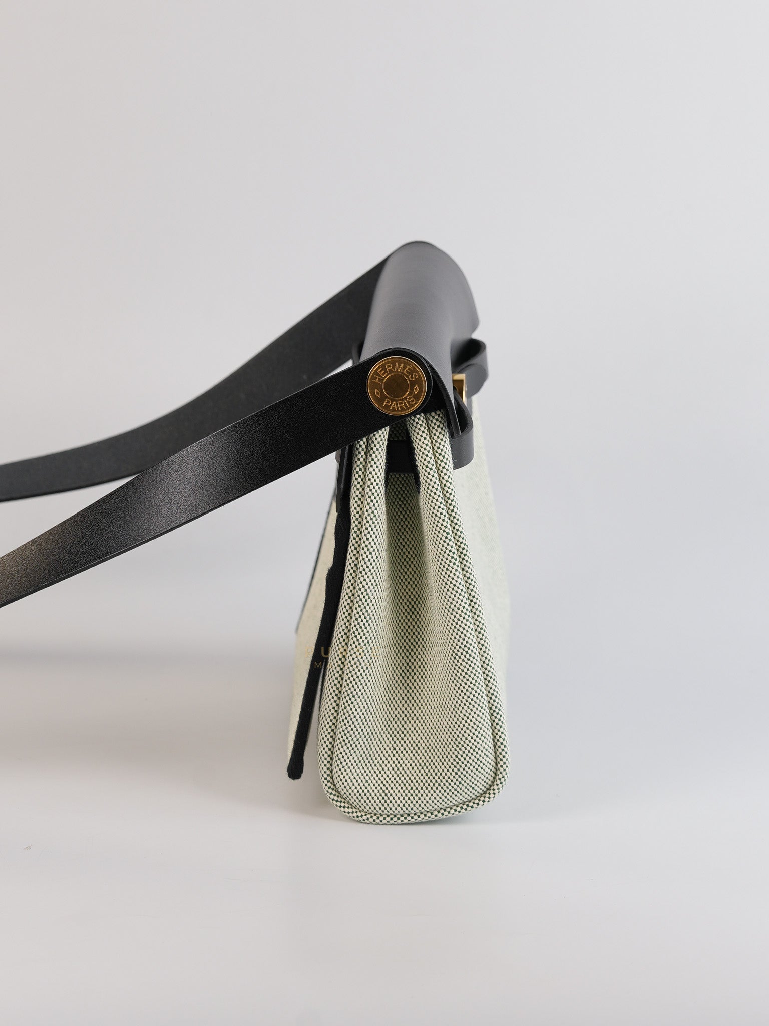 Mini Herbag in Moyen/Noir Canvas Gold Hardware Stamp W(2024)