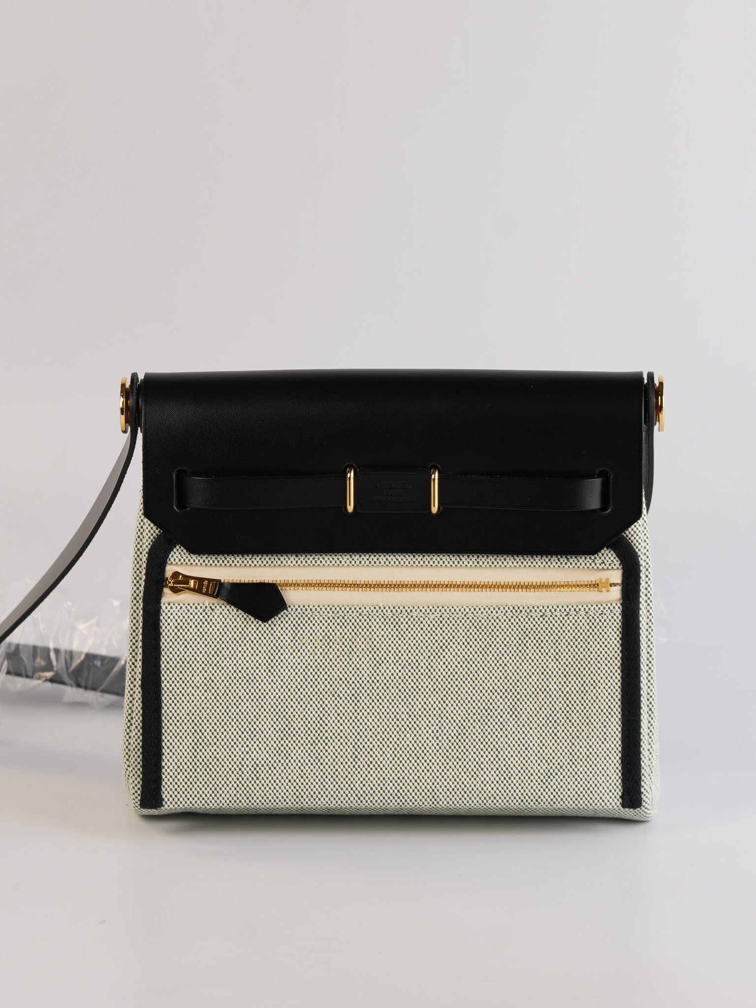 Mini Herbag in Moyen/Noir Canvas Gold Hardware Stamp W(2024)
