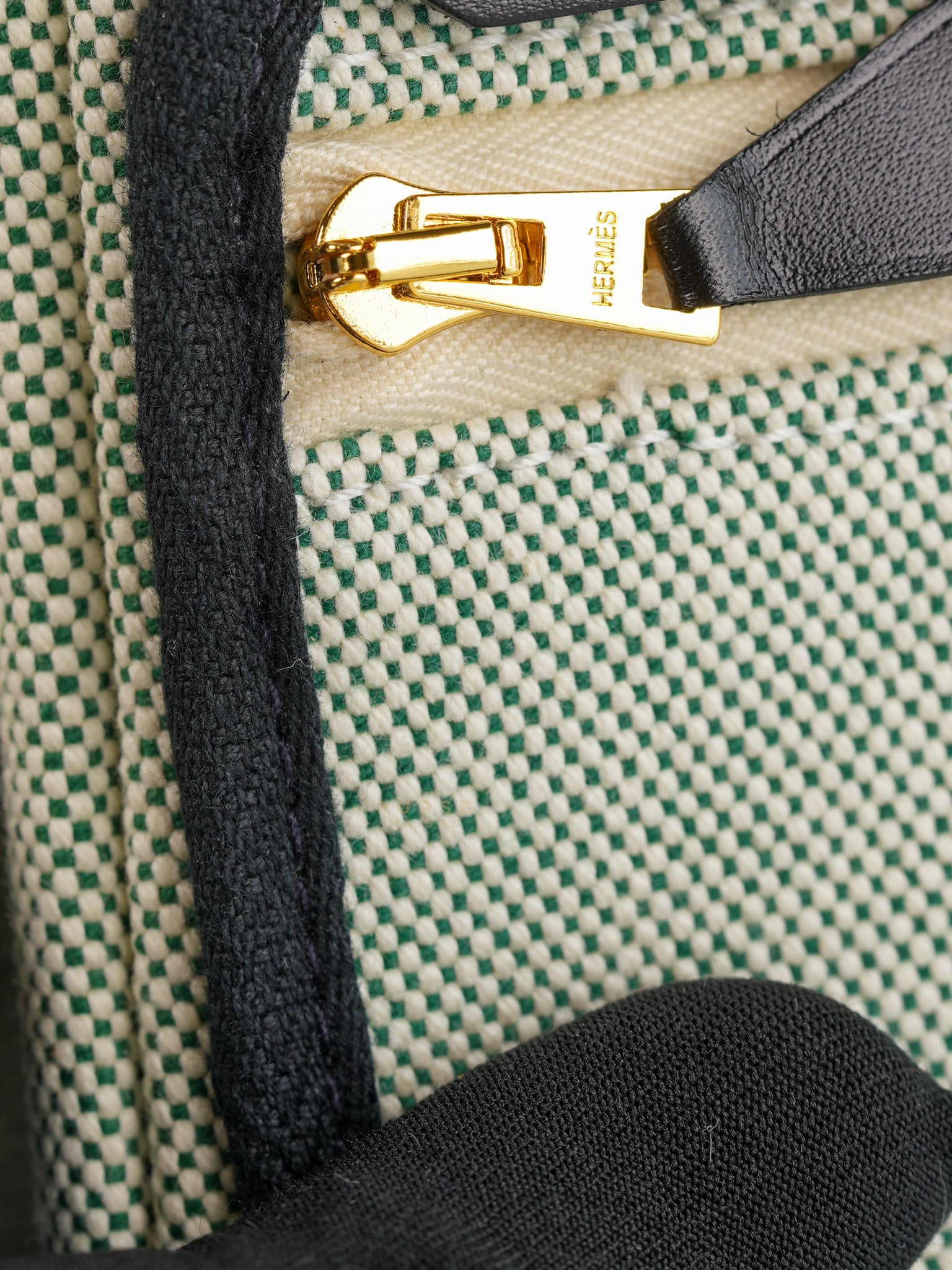 Mini Herbag in Moyen/Noir Canvas Gold Hardware Stamp W(2024)