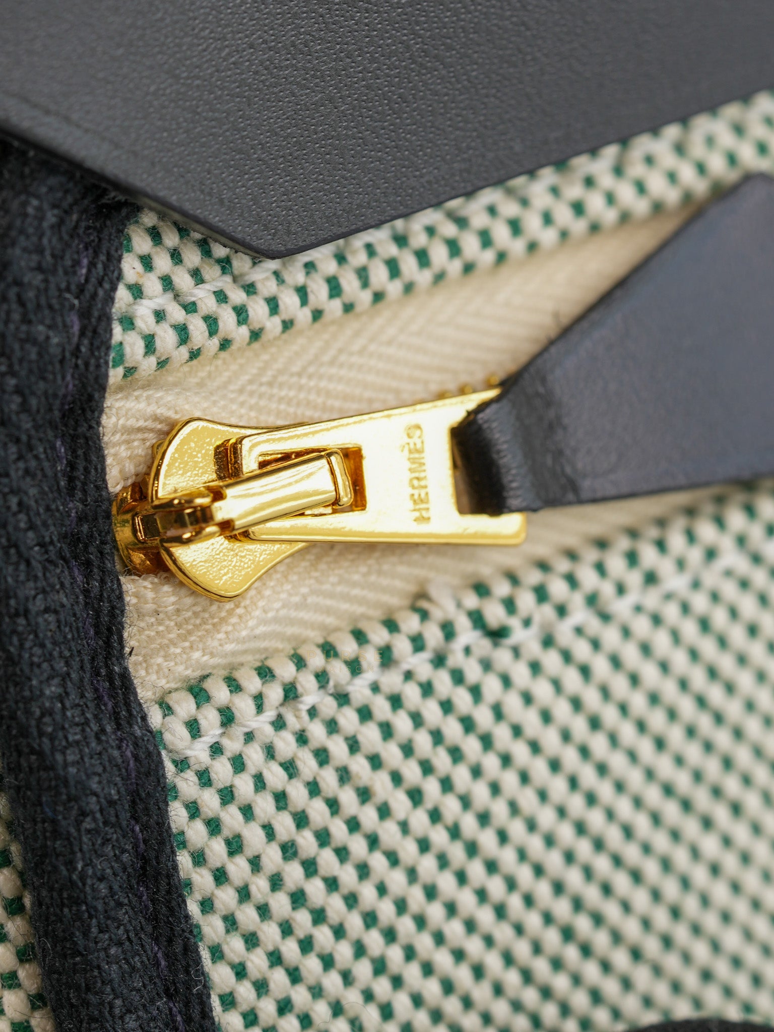 Mini Herbag in Moyen/Noir Canvas Gold Hardware Stamp W(2024)