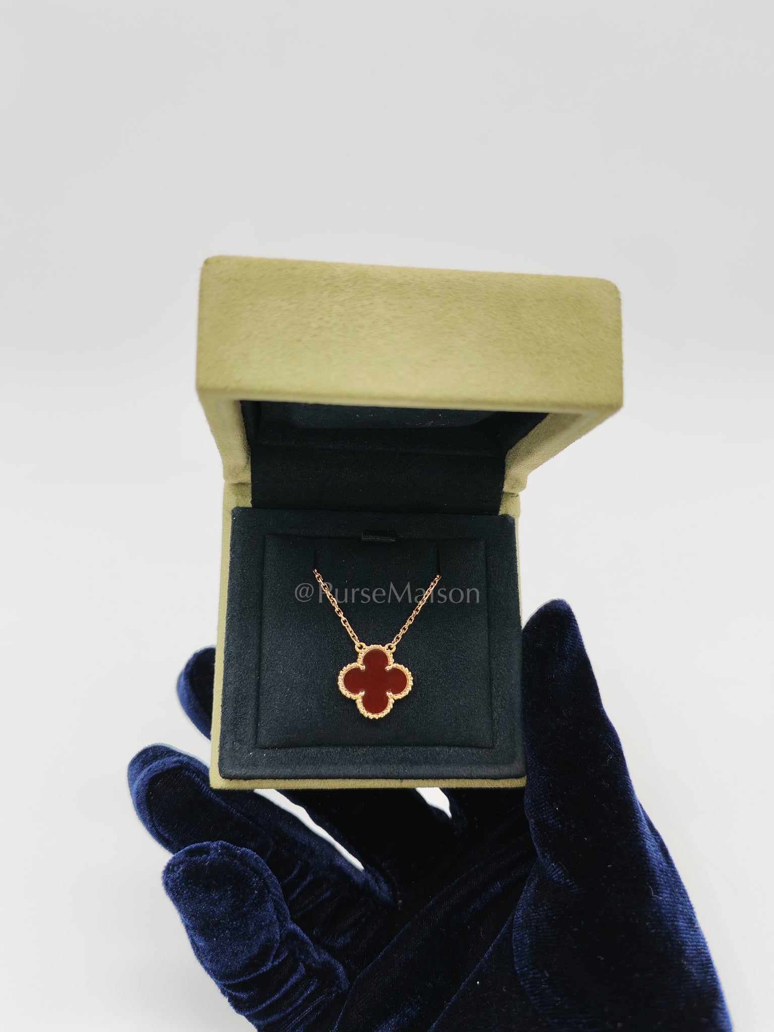 Sweet Alhambra Carnelian Mother of Pearl Pendant Yellow Gold Necklace Year 2020 | Purse Maison Luxury Bags Shop