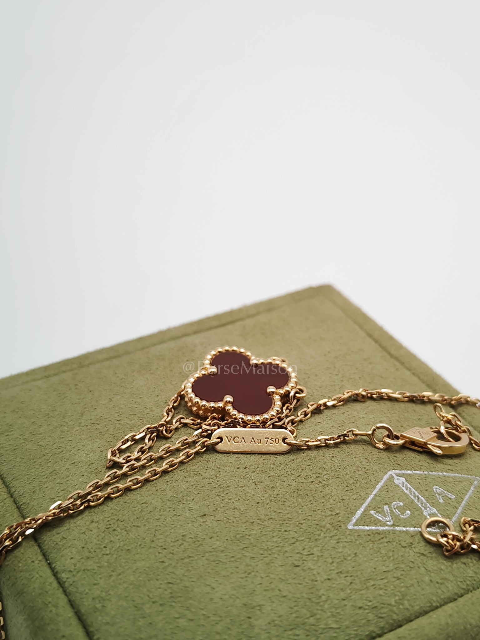 Sweet Alhambra Carnelian Mother of Pearl Pendant Yellow Gold Necklace Year 2020 | Purse Maison Luxury Bags Shop