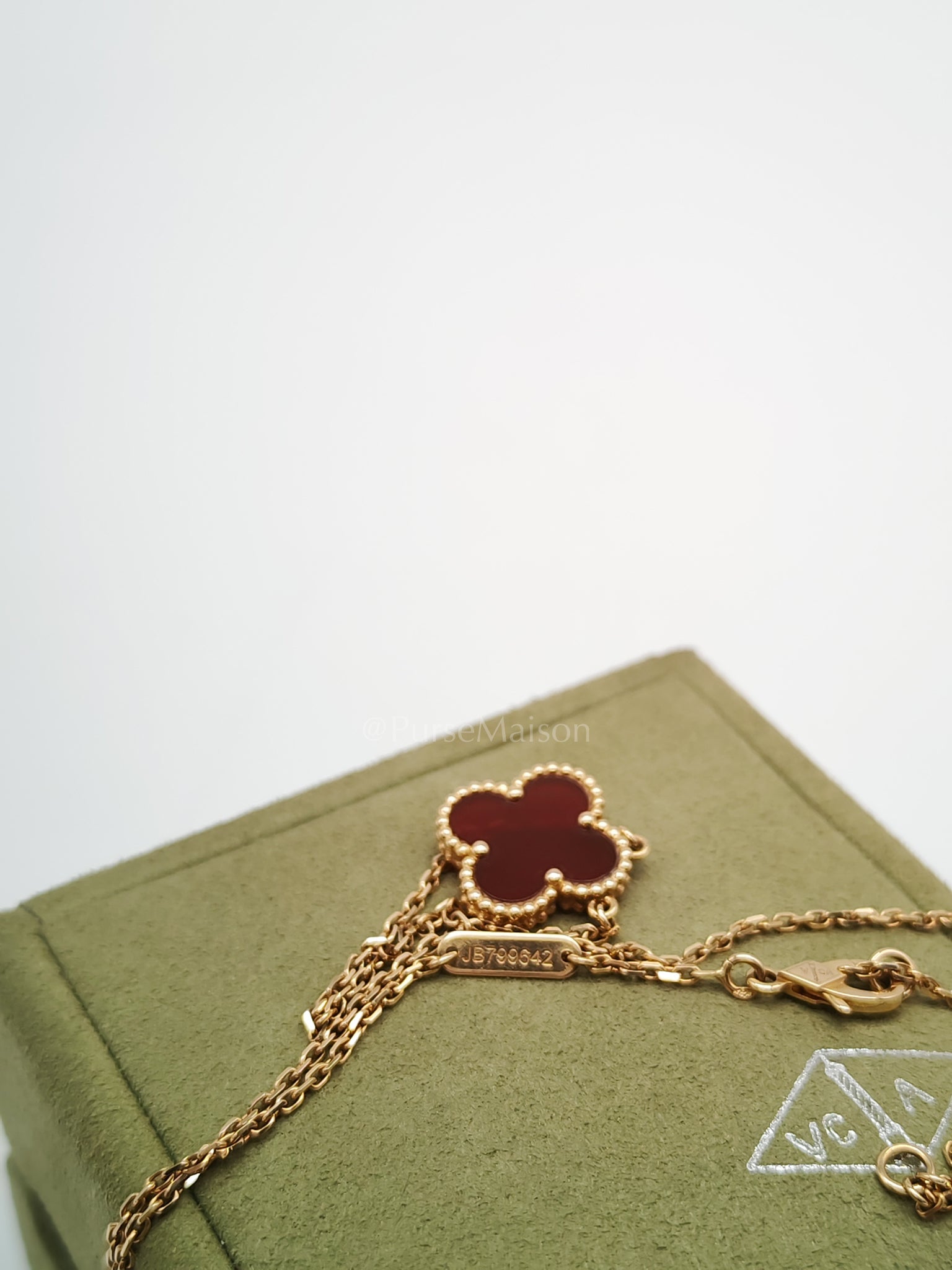 Sweet Alhambra Carnelian Mother of Pearl Pendant Yellow Gold Necklace Year 2020 | Purse Maison Luxury Bags Shop