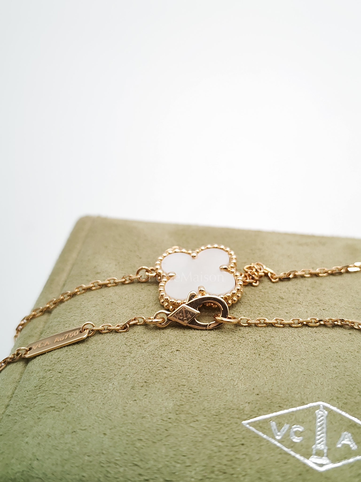Sweet Alhambra White Mother of Pearl Pendant in Yellow Gold Necklace Year 2021 | Purse Maison Luxury Bags Shop