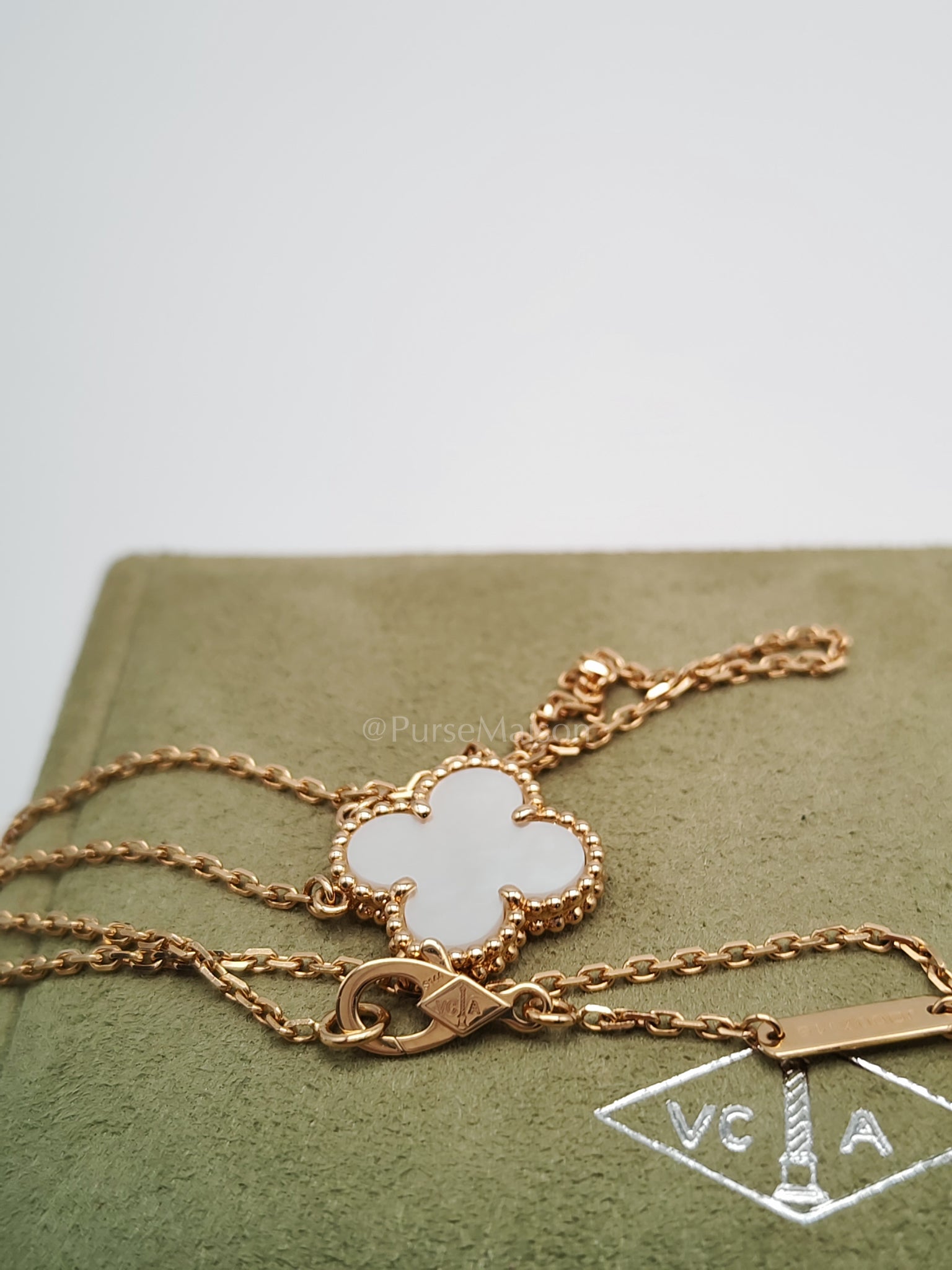 Sweet Alhambra White Mother of Pearl Pendant in Yellow Gold Necklace Year 2021 | Purse Maison Luxury Bags Shop