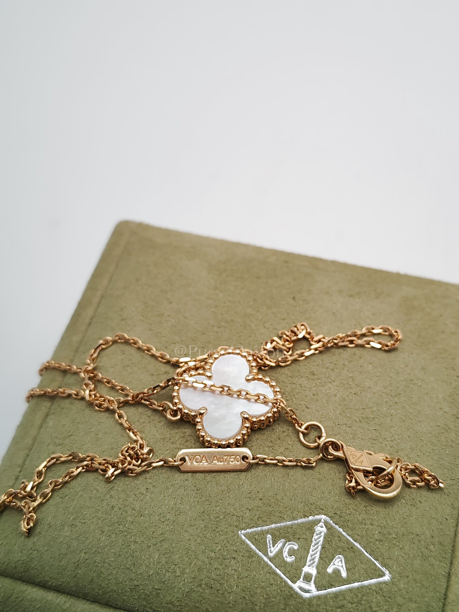 Sweet Alhambra White Mother of Pearl Pendant in Yellow Gold Necklace Year 2021 | Purse Maison Luxury Bags Shop