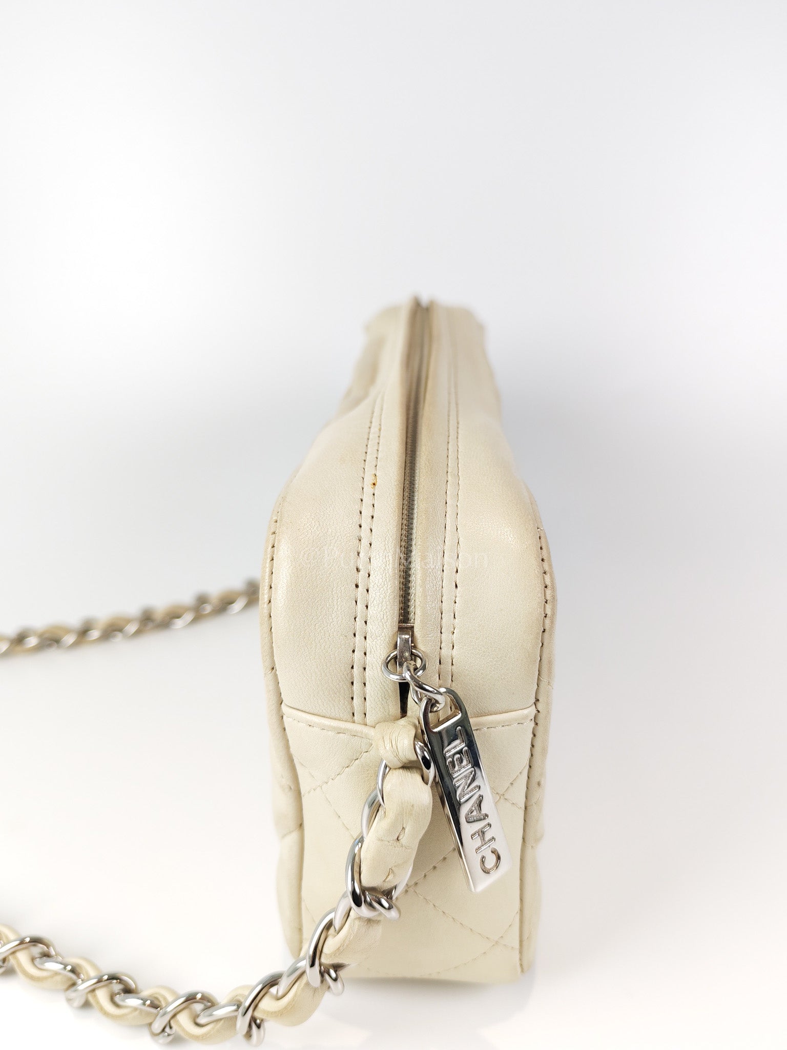 Vintage Camera Bag in Cream Lambskin Leather Silver hardware (Series 10) | Purse Maison Luxury Bags Shop