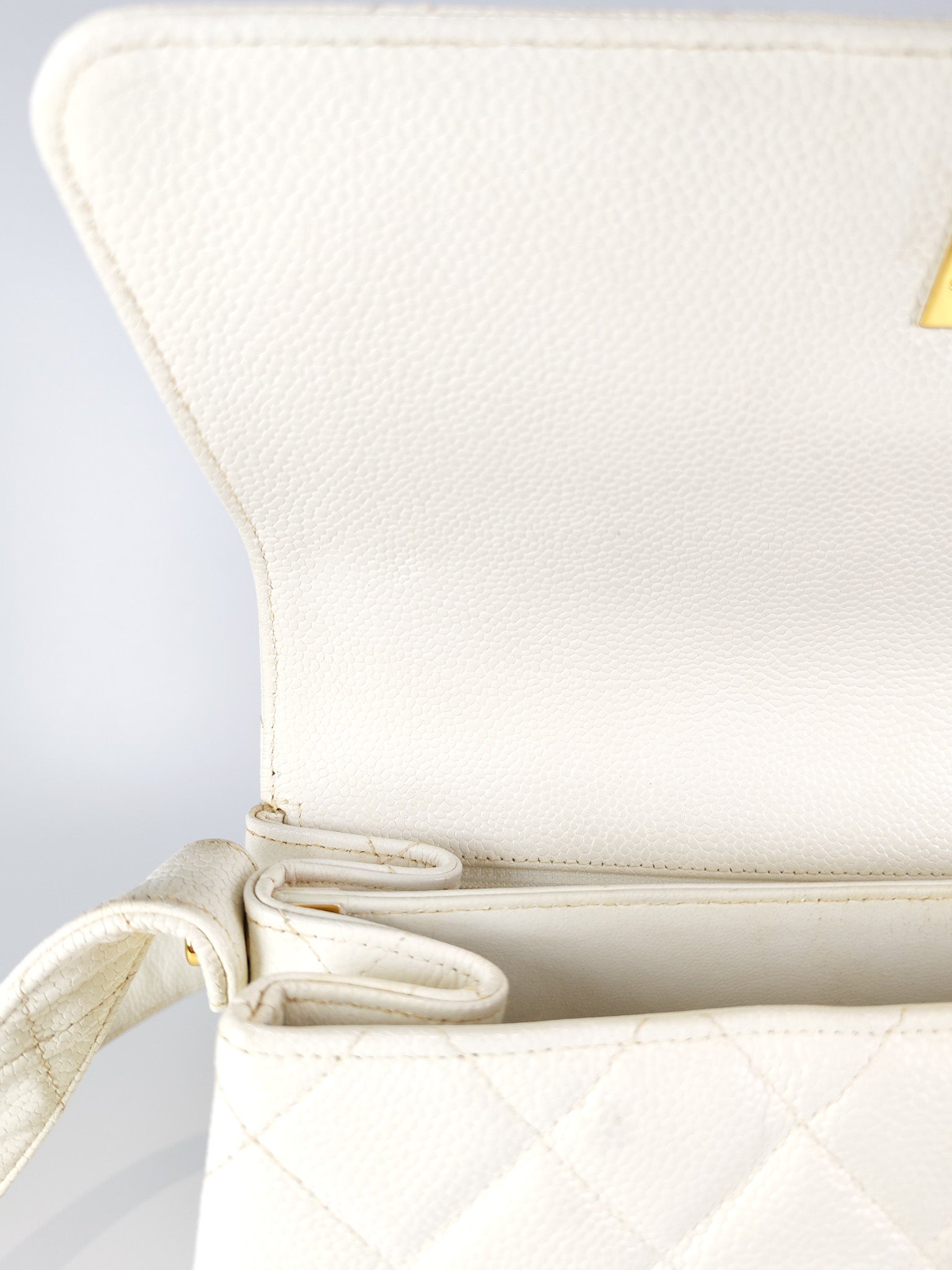 Vintage Kelly Flap in White Caviar Leather and Gold Hardware Shoulder Bag Series 4 | Purse Maison Luxury Bags Shop
