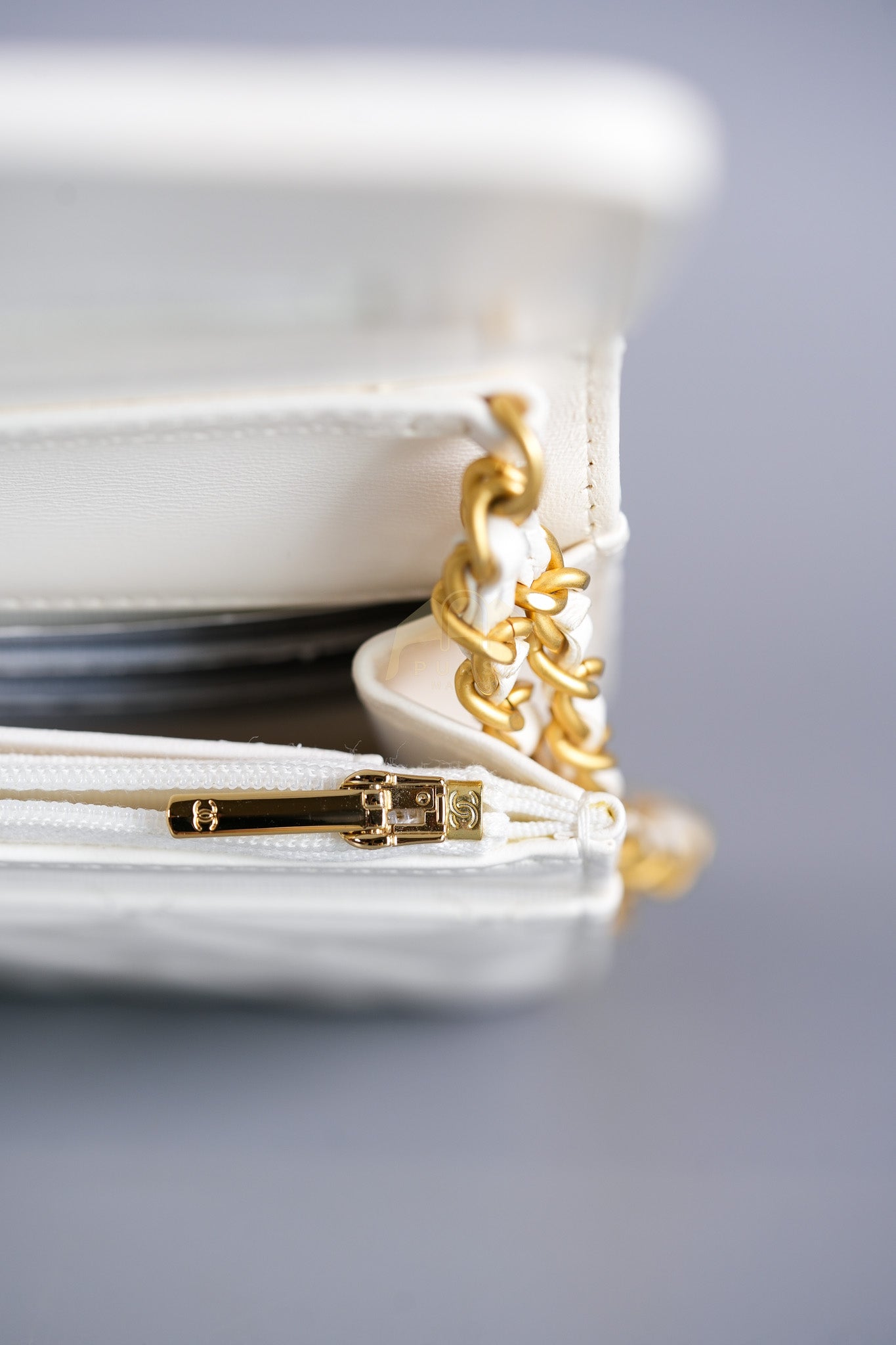 Wallet On Chain (WOC) Double Chain in White Lambskin Leather and Aged Gold Hardware (Microchip) | Purse Maison Luxury Bags Shop