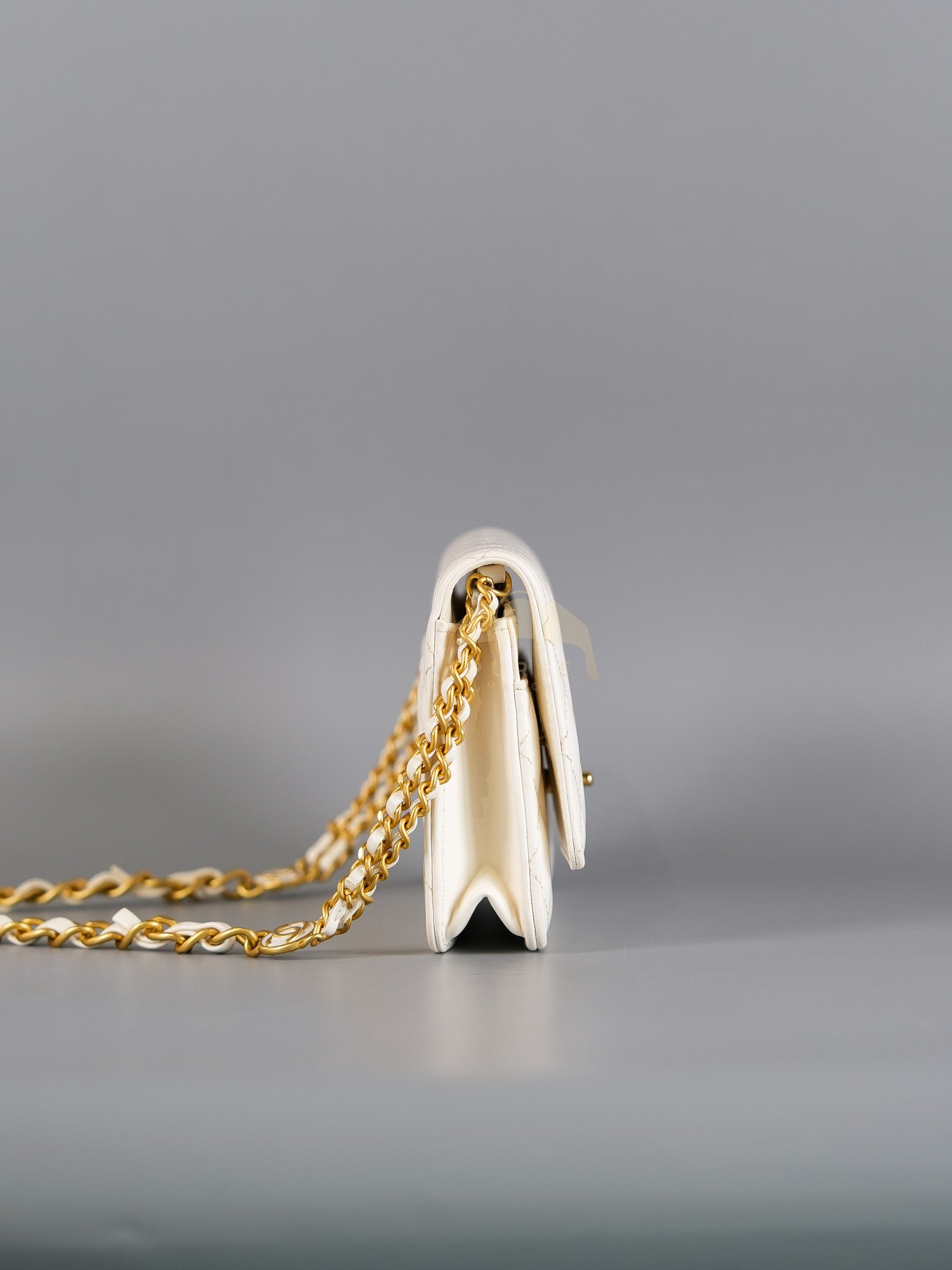 Wallet On Chain (WOC) Double Chain in White Lambskin Leather and Aged Gold Hardware (Microchip) | Purse Maison Luxury Bags Shop