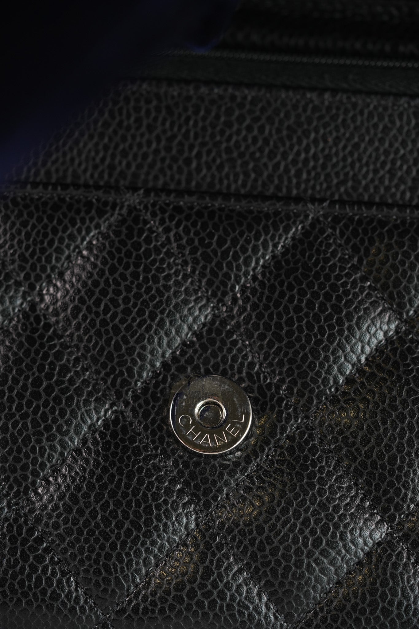 Wallet On Chain (WOC) in Quilted Caviar Leather and Silver Hardware (Microchip) | Purse Maison Luxury Bags Shop