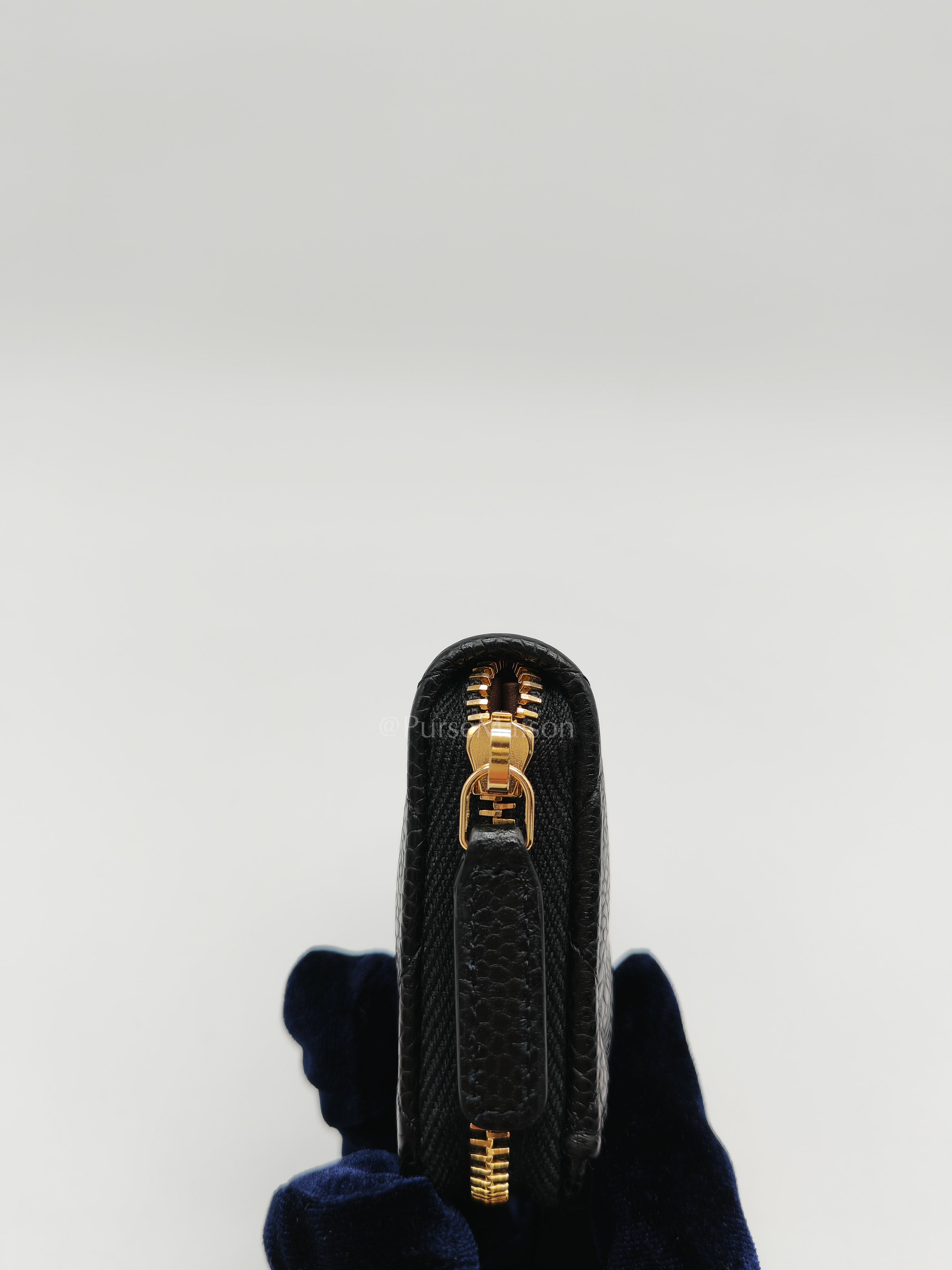 Zipped Card Holder in Black Caviar Leather and Gold Hardware (Microchip) | Purse Maison Luxury Bags Shop