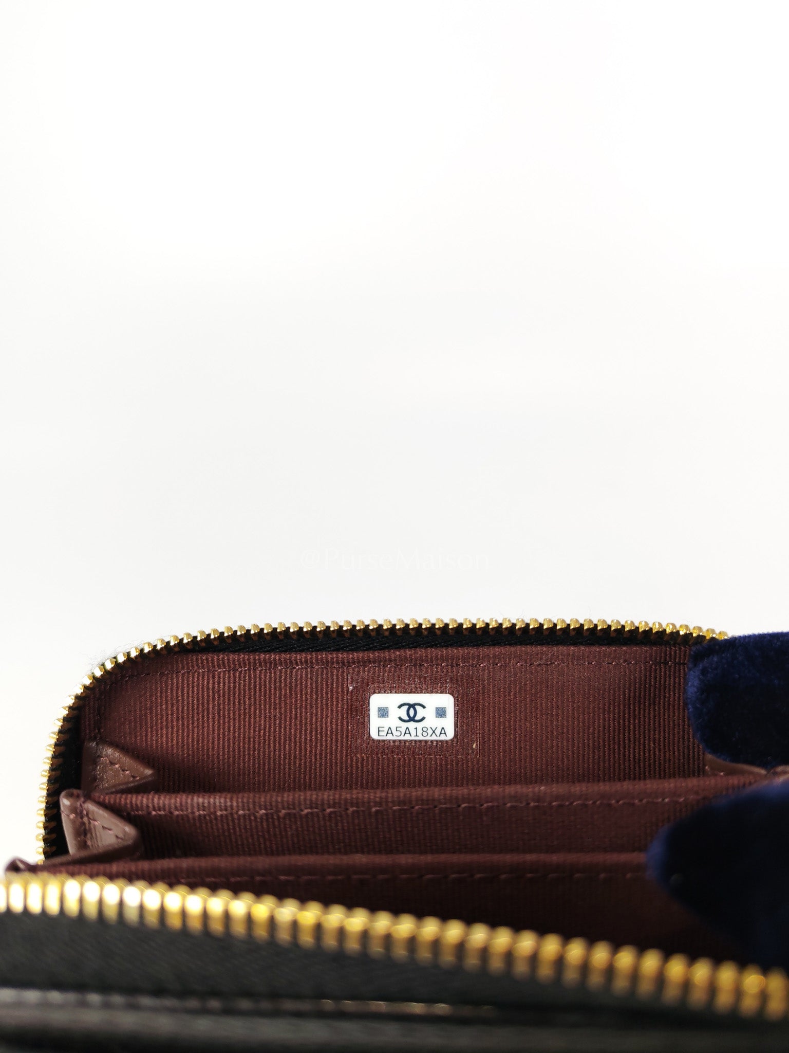 Zippy Card Holder in Black Caviar Leather and Gold Hardware (Microchip) | Purse Maison Luxury Bags Shop